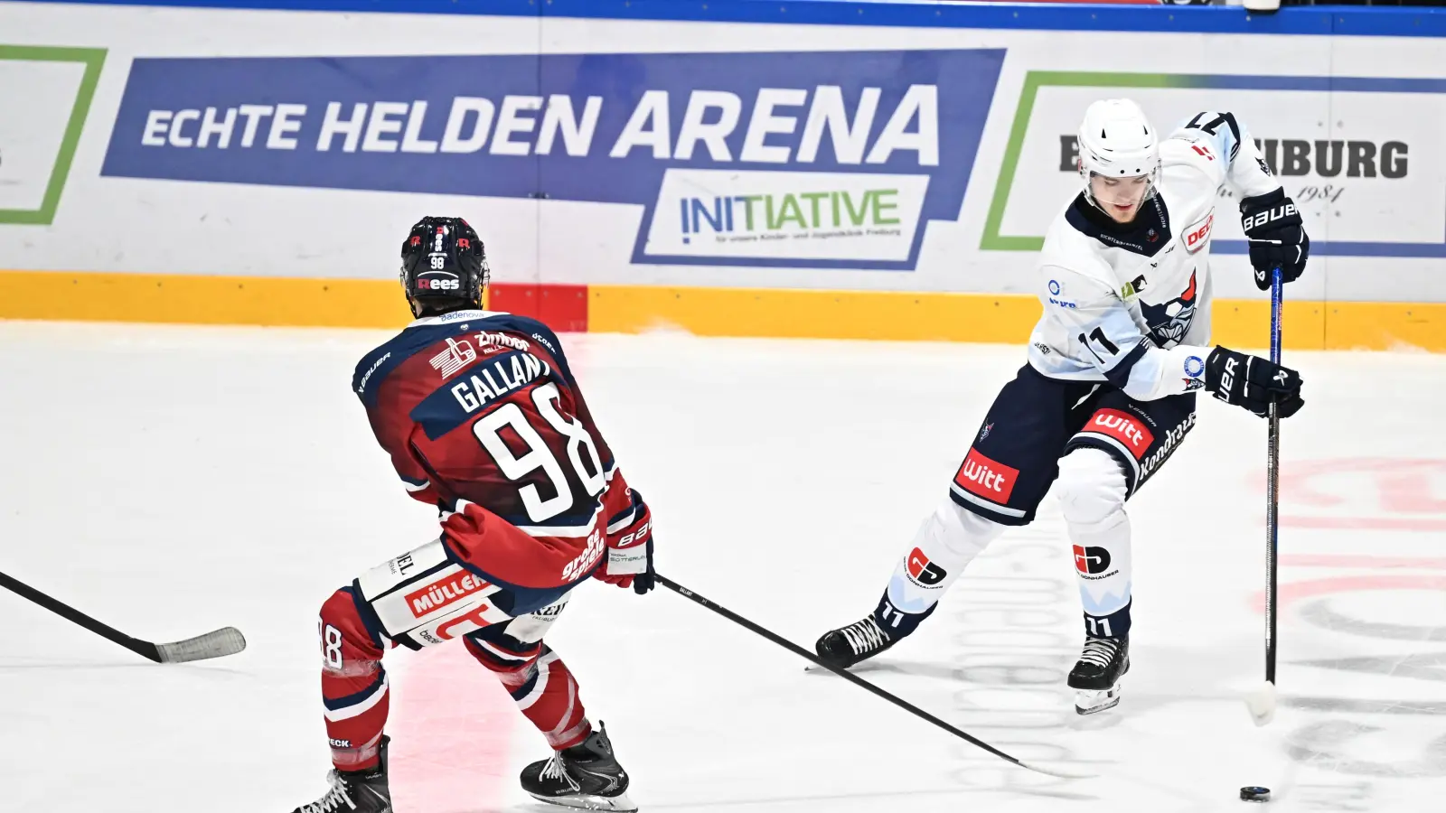 Luis Marusch (rechts) und die Blue Devils Weiden haben das Auswärtsspiel beim EHC Freiburg am Sonntagabend mit 3:5 verloren. (Bild: Achim Keller)