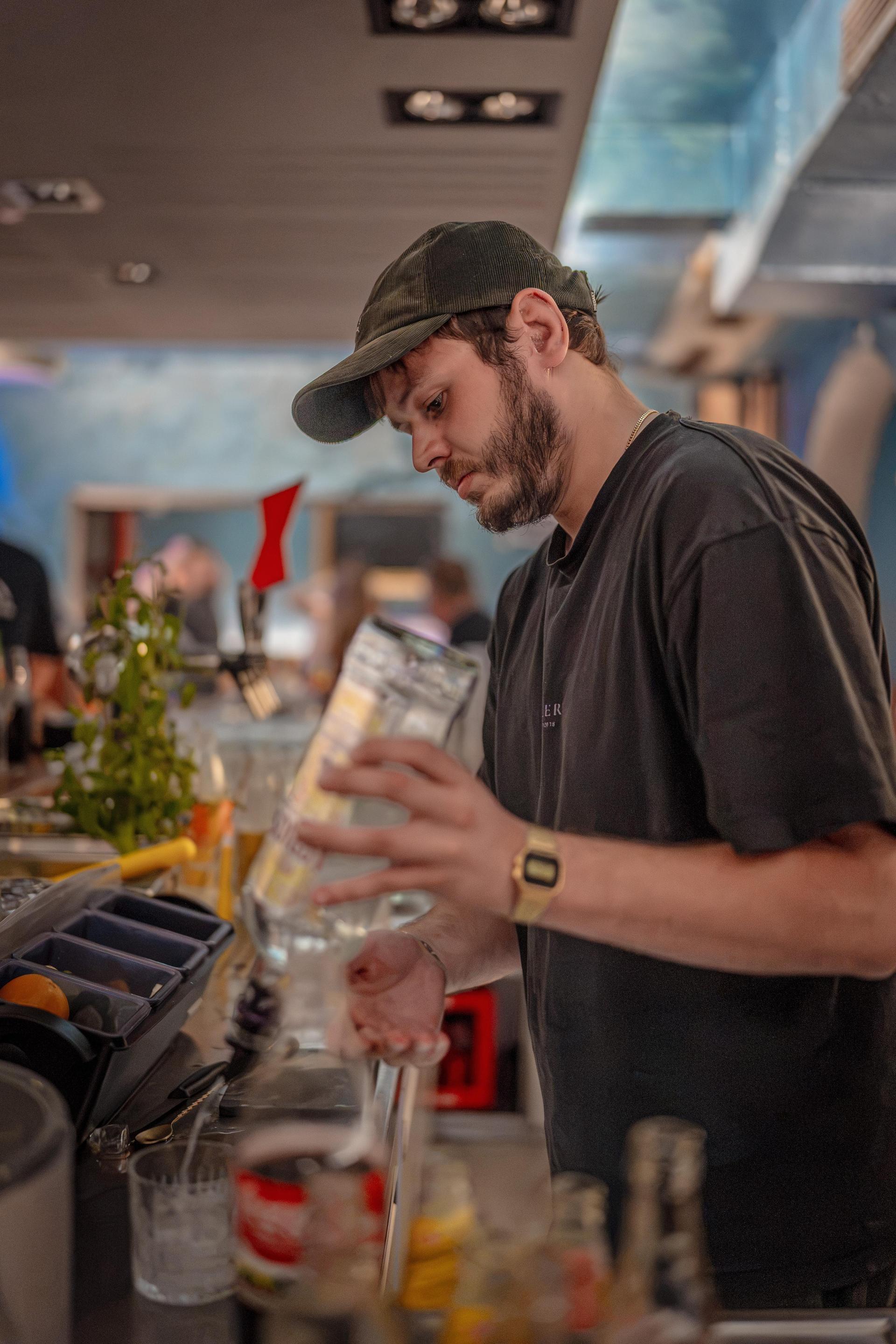 Leertrinken im Blauen Haus (Bild: Michael Golinski)