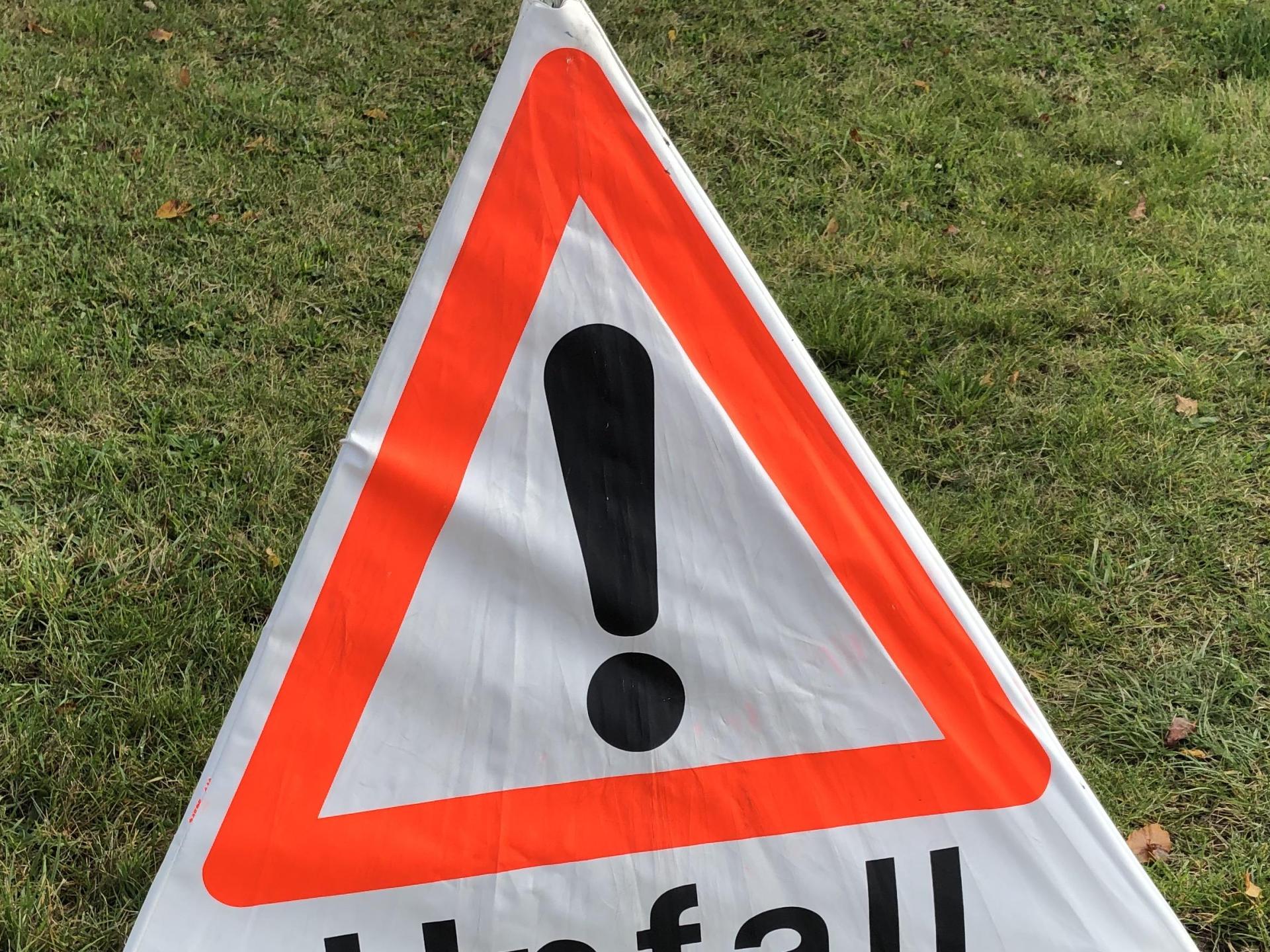 Eine 16-jährige Jugendliche wurde in Steinberg am See von einem Auto angefahren, als sie sich die Schnürsenkel band. (Symbolbild: Heike Unger)