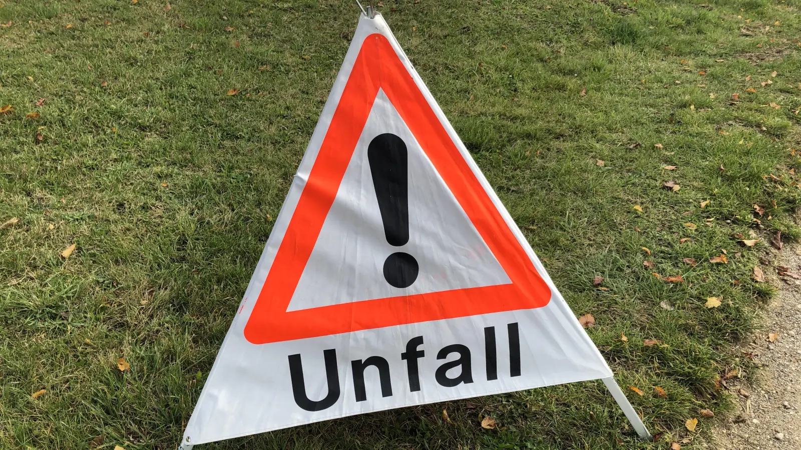 Ein 19-Jähriger ist bei einem Ausweichmanöver ins Schleudern geraten und bei dem Unfall verletzt worden. (Symbolbild: Heike Unger)