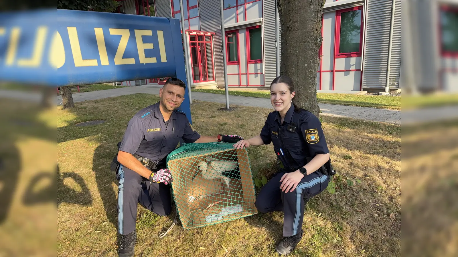 Die Streifenbesatzung der PI Vohenstrauß (PHM Strehl und PMAnwin Lena Zwick) mit dem geretteten Jungstorch vor dem Transport in die Vogelauffangstation Regenstauf. (Bild: PI Vohenstrauß)