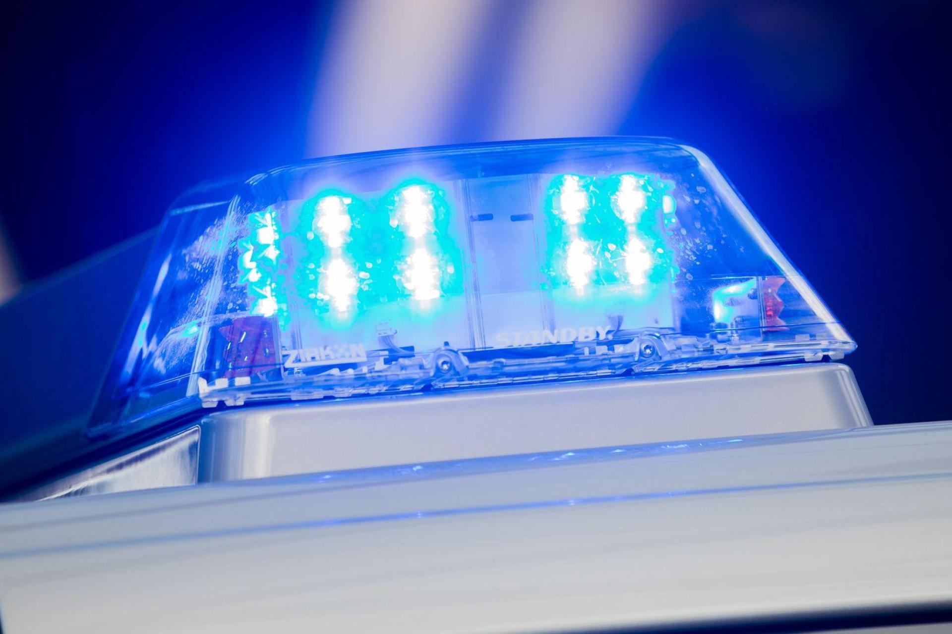 Ein Motorradfahrer hat sich in Grafenwöhr bei einem Ausweichmanöver leicht verletzt, nachdem ein Radfahrer plötzlich auf die Fahrbahn gefahren war. (Symbolbild: Rolf Vennenbernd/dpa)