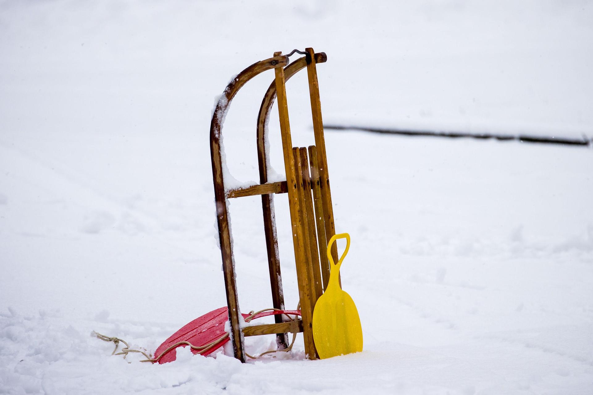 In der Umgebung rund um Weiden gibts es einige Möglichkeiten zum Rodlen. Foto: Daniel Karmann/dpa/Archivbild (Symbolbild: Daniel Karmann)