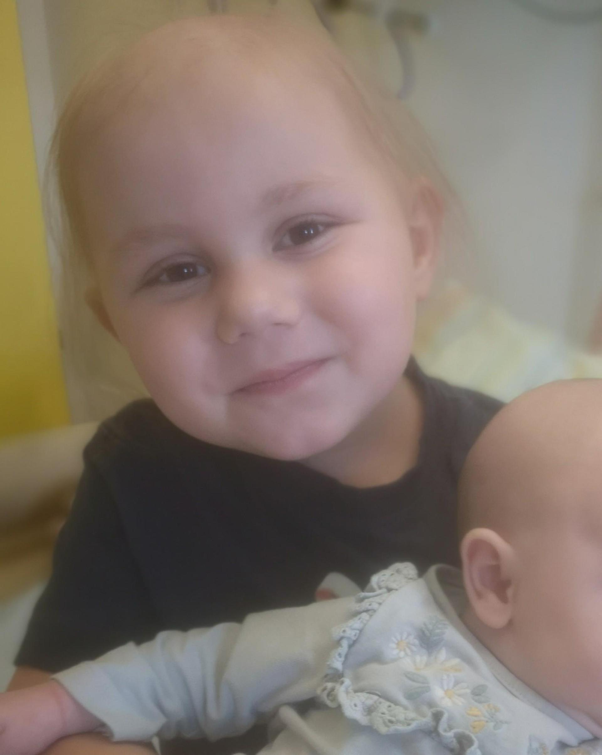 Rosalina ist eine kleine Kämpferin. Im Klinikalltag immer dabei ist auch Rosalinas kleine Schwester, die drei Wochen vor der Diagnose auf die Welt kam. (Bild: Daniela Maul)