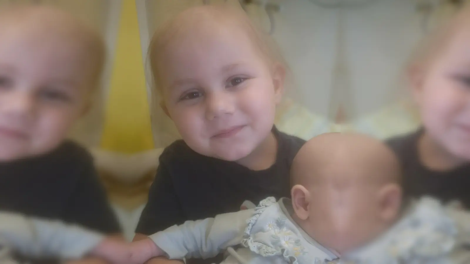 Rosalina ist eine kleine Kämpferin. Im Klinikalltag immer dabei ist auch Rosalinas kleine Schwester, die drei Wochen vor der Diagnose auf die Welt kam. (Bild: Daniela Maul)