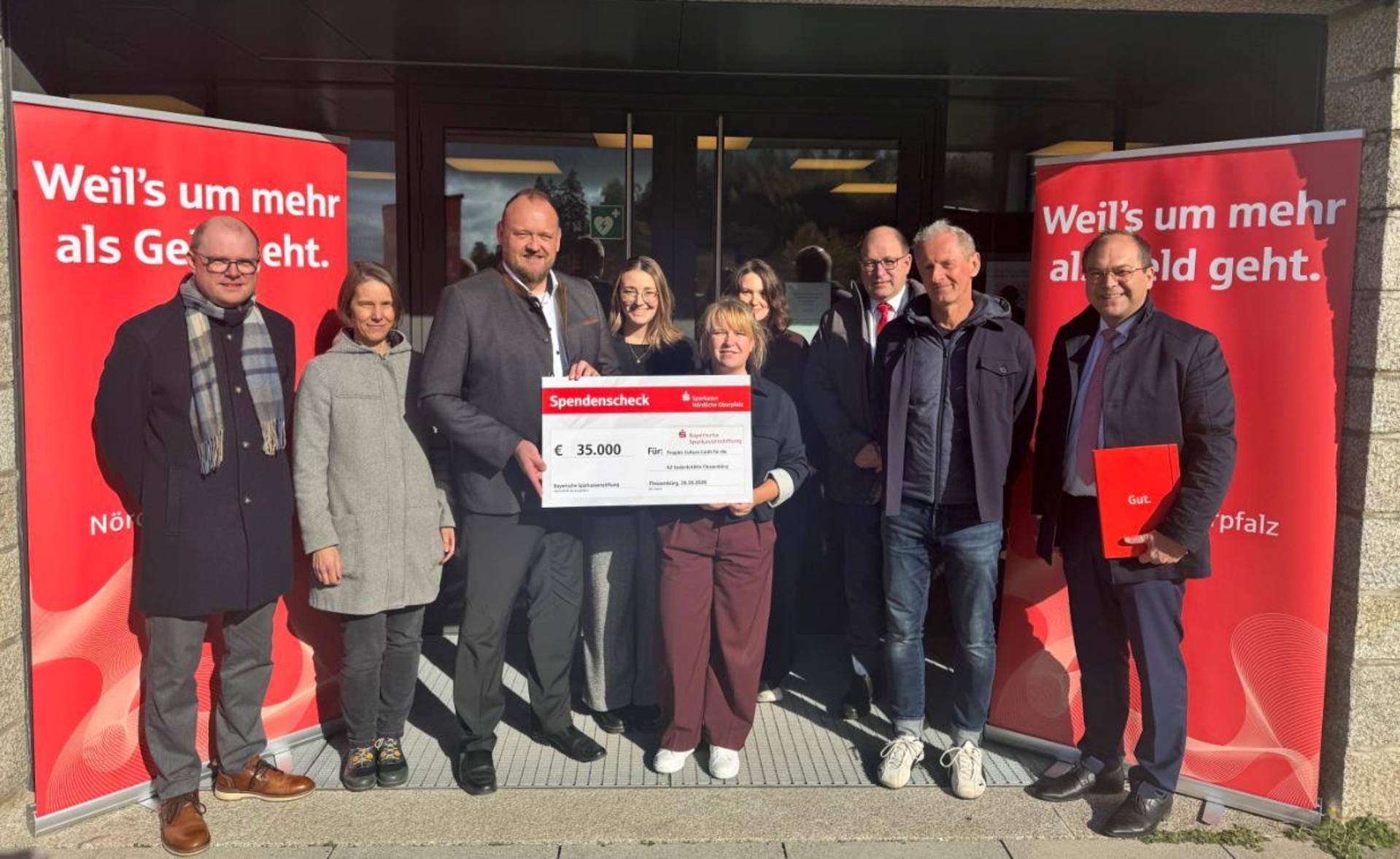 Übergabe des Spendenschecks in Flossenbürg mit Dr. Matthias Rittner, Jana Dütsch, Landrat Andreas Meier, Tatjana Varnhold, Helena Blickenberger, Raphaela Burkhart, Johann Zach, Prof. Dr. Jörg Skriebeleit, Hans-Jörg Schön (von links). (Bild: KZ-Gedenkstätte Flossenbürg)
