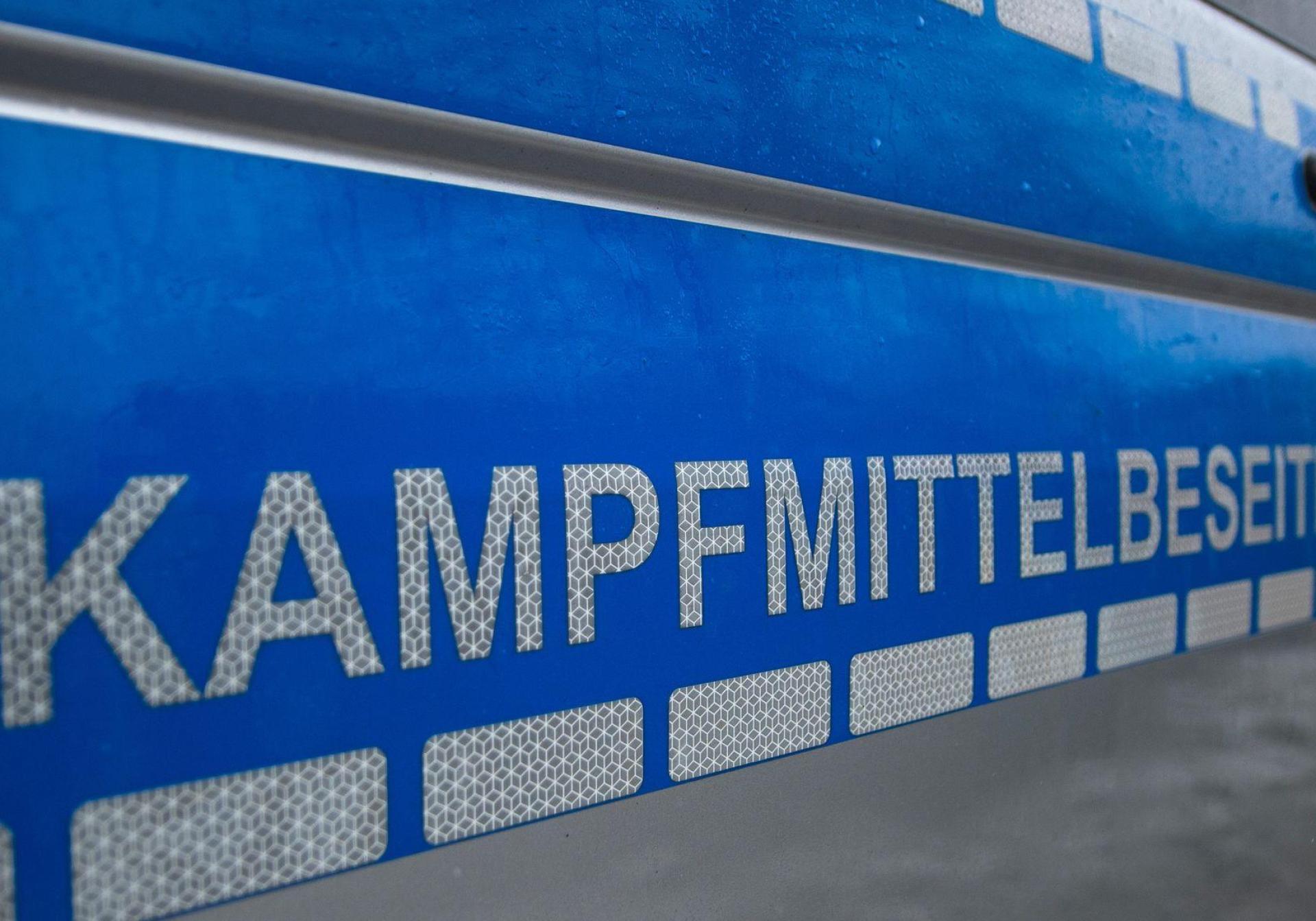 Bei einer Wohnungsauflösung in Freihung (Landkreis Amberg-Sulzbach) wurde am Samstag Munition aus dem Zweiten Weltkrieg entdeckt. Eine Spezialeinheit des Landeskriminalamt aus München rückte zur Sprengung an. (Bild: Philipp Schulze/dpa)