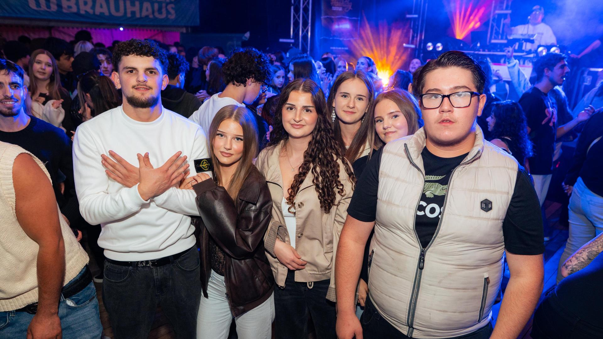 DJ Dollar Bill heizt das Festzelt ein. (Bild: Hannes Stock)