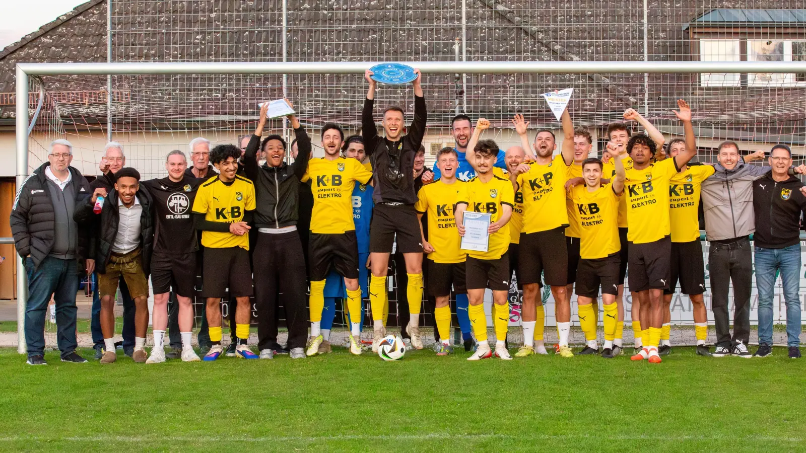 Der FC Amberg sicherte sich am Montagabend die Oberpfalzmeisterschaft. (Bild: Matthias Reuß)