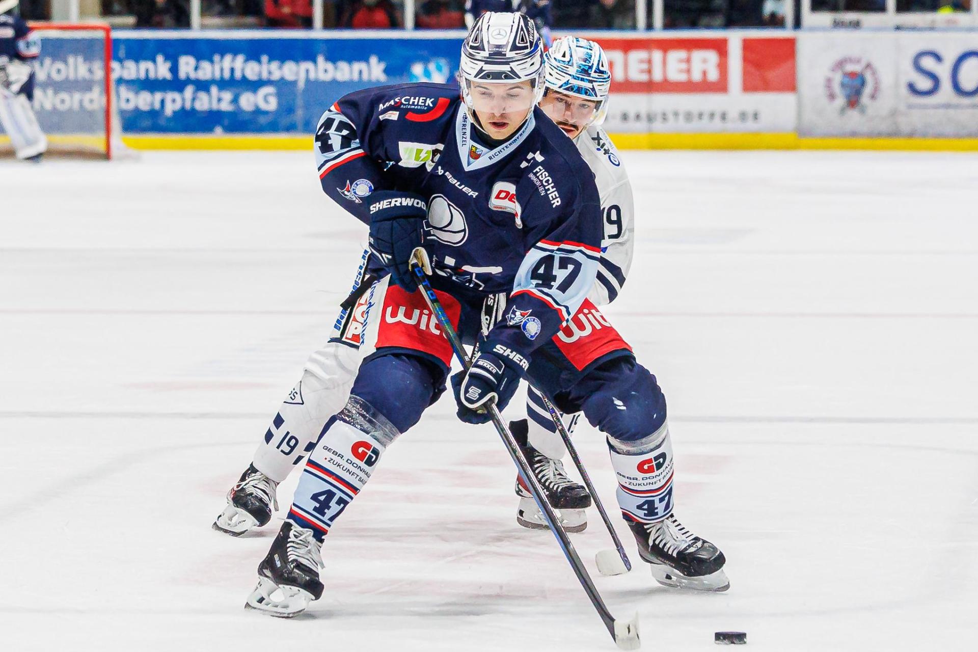Niklas Postel (hinten) und Vladislav Filin gehen künftig gemeinsam für die Blue Devils Weiden aufs Eis. (Archivbild: Werner Moller)