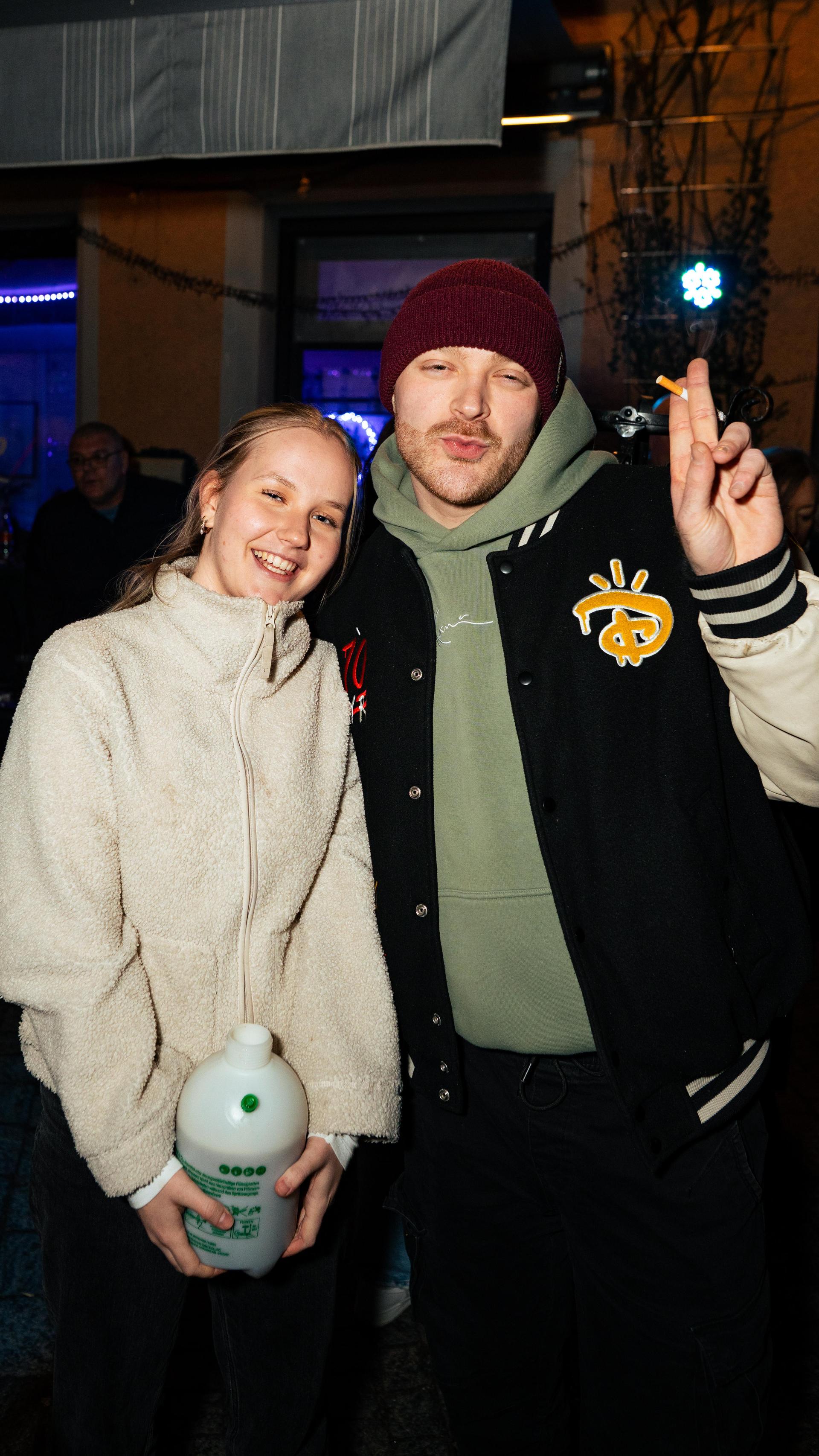 „Neon Beach Night” war das Motto bei der Party am Samstag in der SantoRino-Bar. (Bild: Hannes Stock)