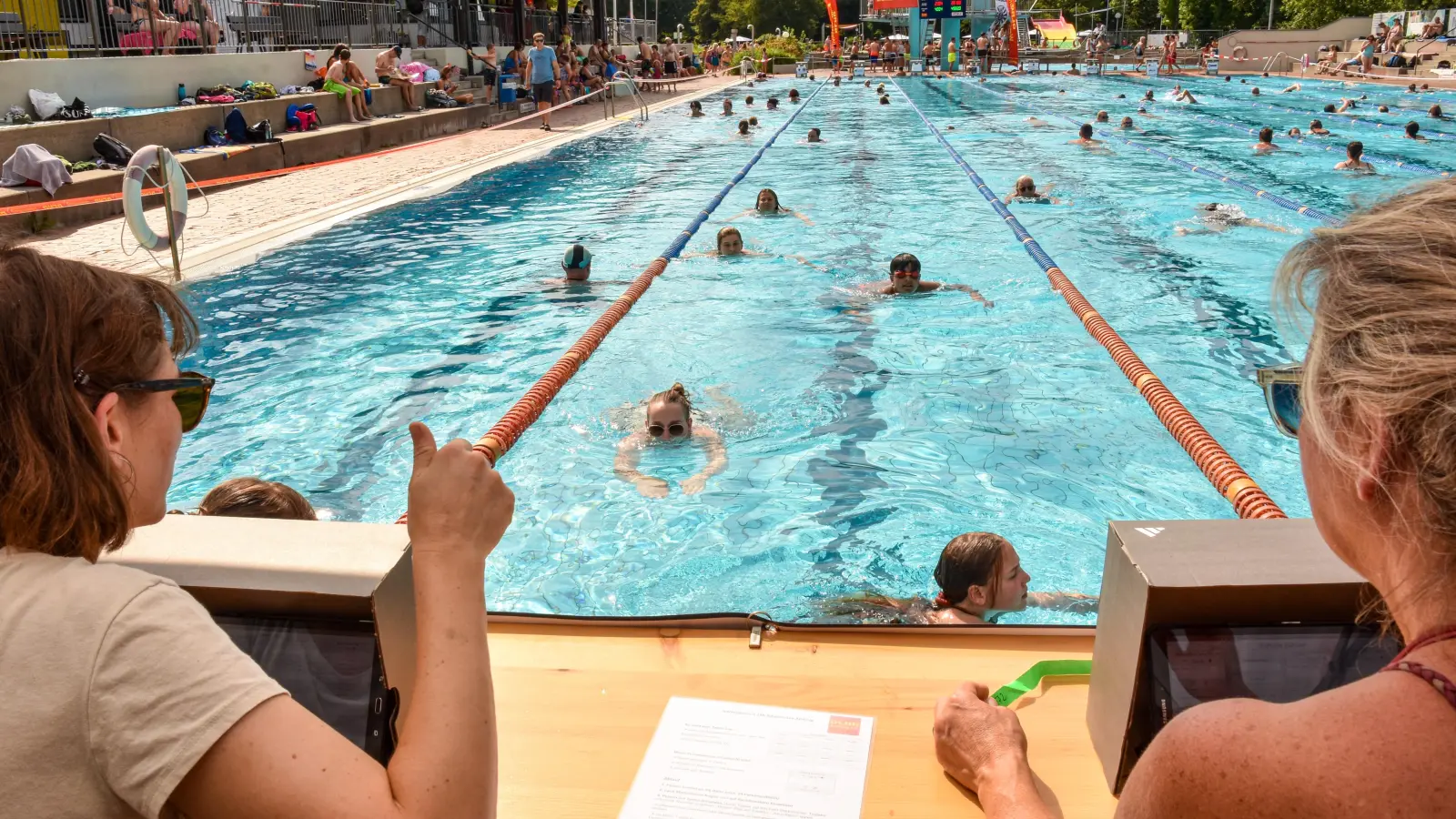 Zum 18. Mal findet am Freitag das 24-Stunden-Schwimmen im Hockermühlbad in Amberg statt. (Archivbild: Stephan Huber)