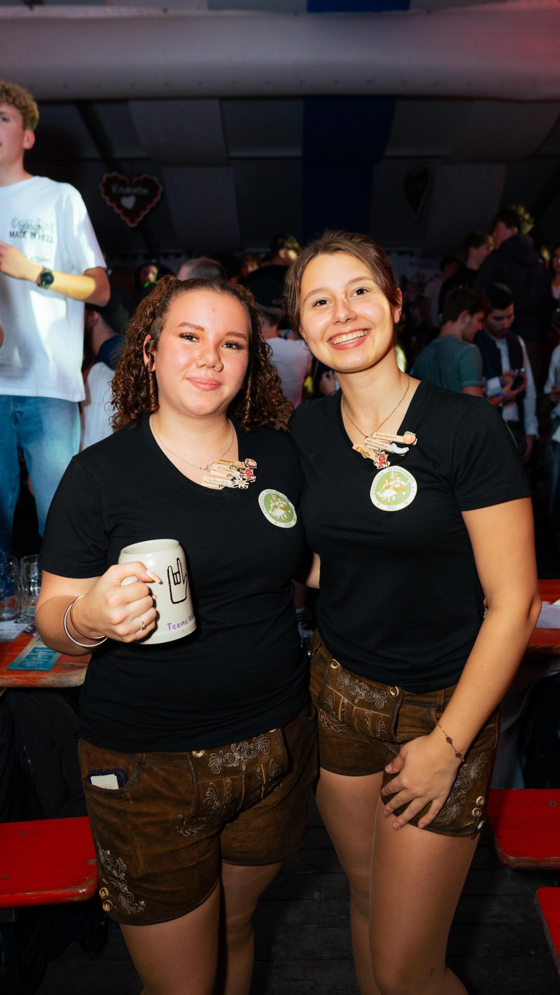 Die Mitglieder des Kirwa-Vereins fielen in ihren T-Shirts auf - und mit ihrer guten Laune. (Bild: Hannes Stock)