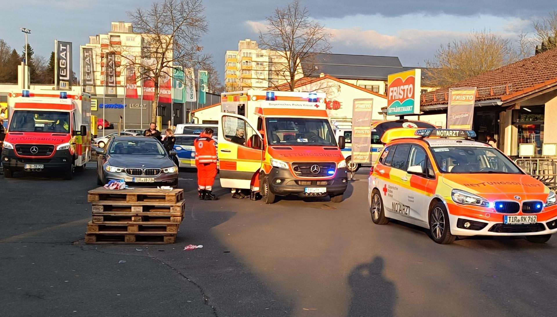 In der Nähe eines Getränkemarktes gab es in Tirschenreuth am Montag eine Auseinandersetzung. (Bild: nic)