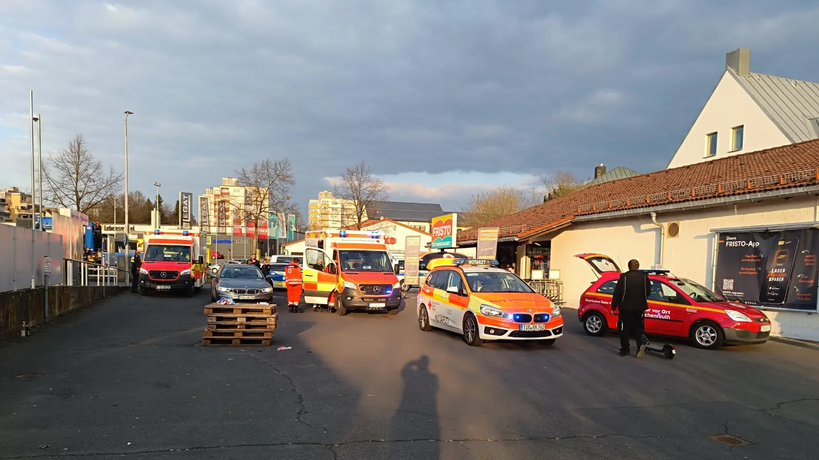 In der Nähe eines Getränkemarktes gab es in Tirschenreuth am Montag eine Auseinandersetzung. (Bild: nic)