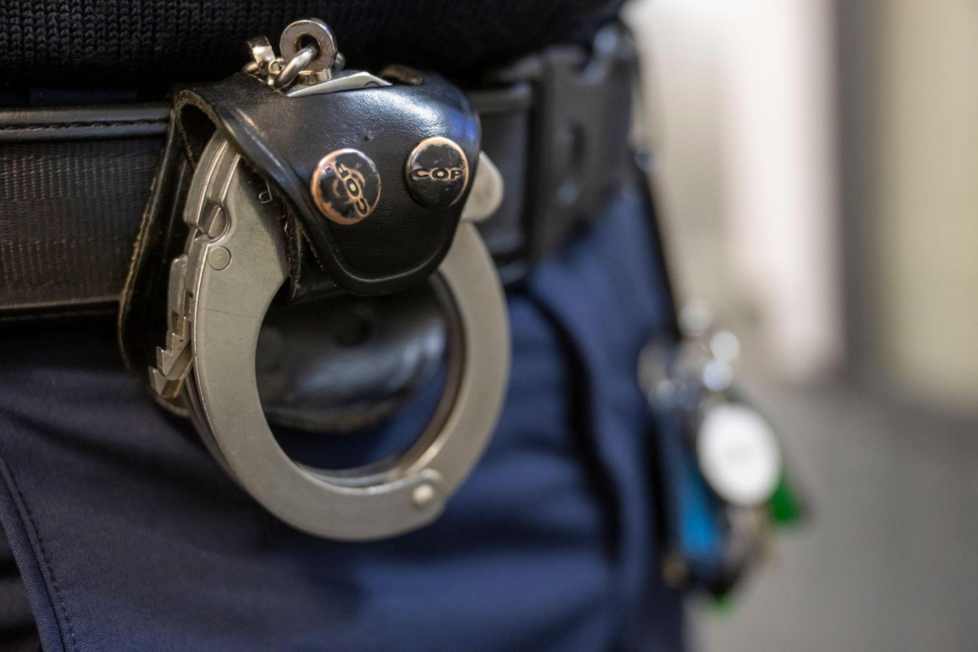 Polizisten nahmen den Mann fest, nachdem er von Zeugen am Tatort festgehalten worden war. (Symbolbild) (Bild: Peter Kneffel/dpa)