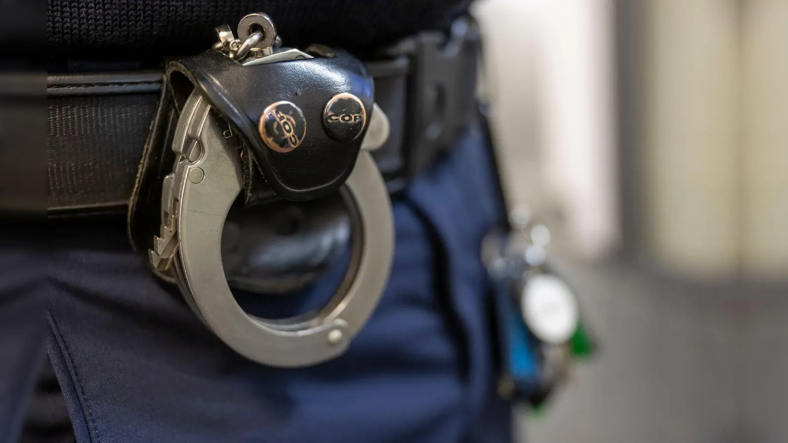 Polizisten nahmen den Mann fest, nachdem er von Zeugen am Tatort festgehalten worden war. (Symbolbild) (Bild: Peter Kneffel/dpa)