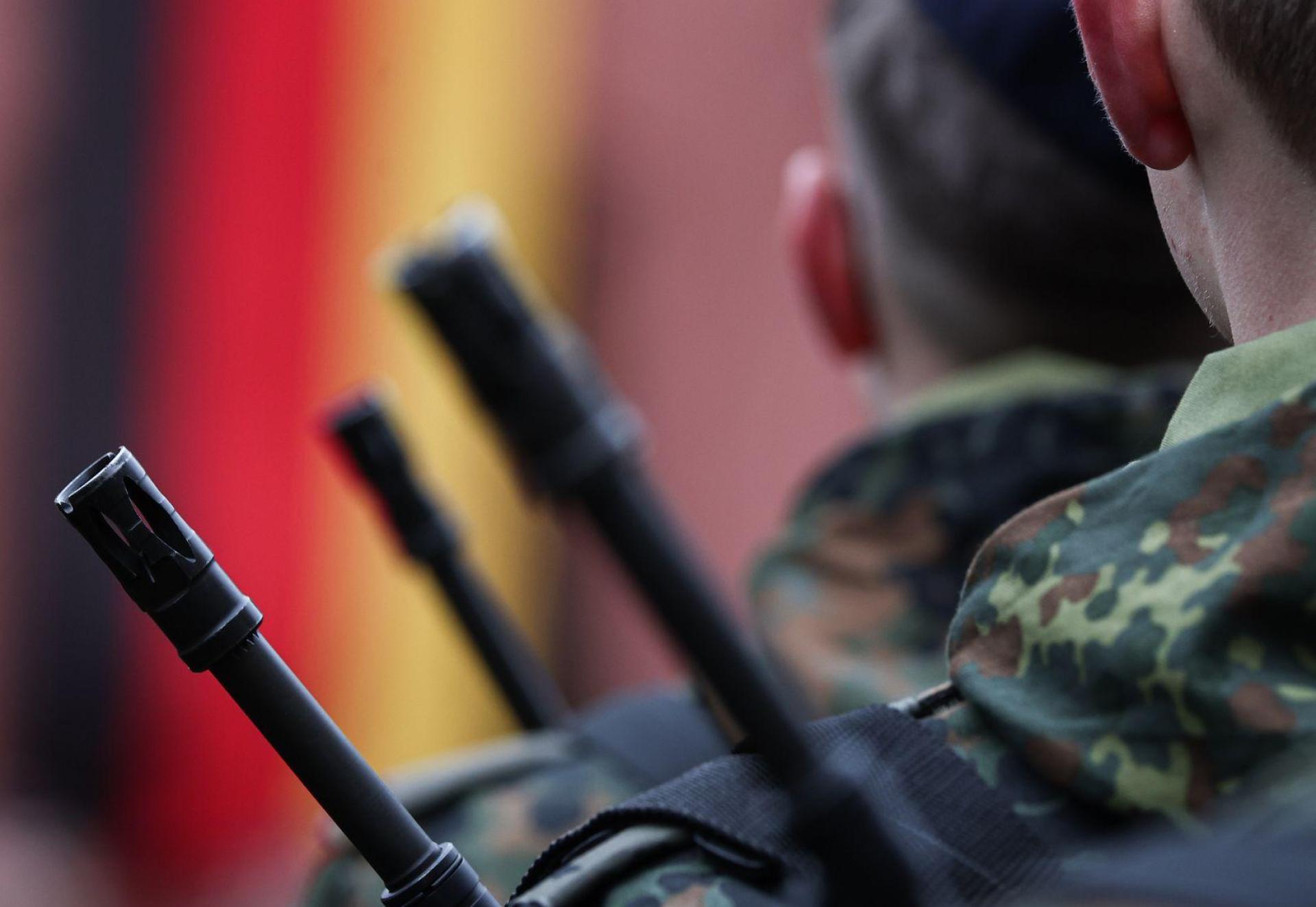 2025 nahmen deutlich mehr minderjährige Rekruten ihren Dienst bei der Bundeswehr auf als im Jahr zuvor. (Symbolbild) (Bild: Hannes P. Albert/dpa)