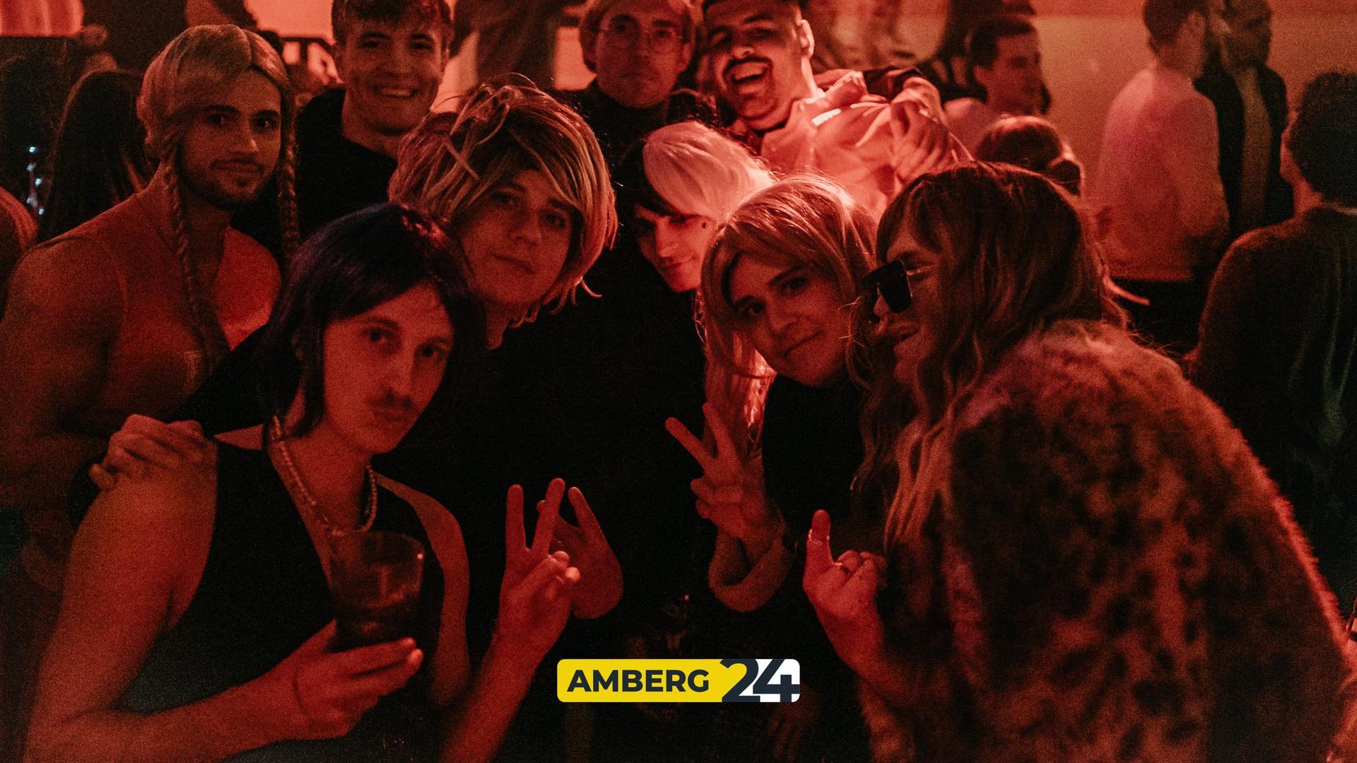 Hexen und Narren waren am Donnerstag auch im Casino unterwegs. (Bild: Mario Donhauser)