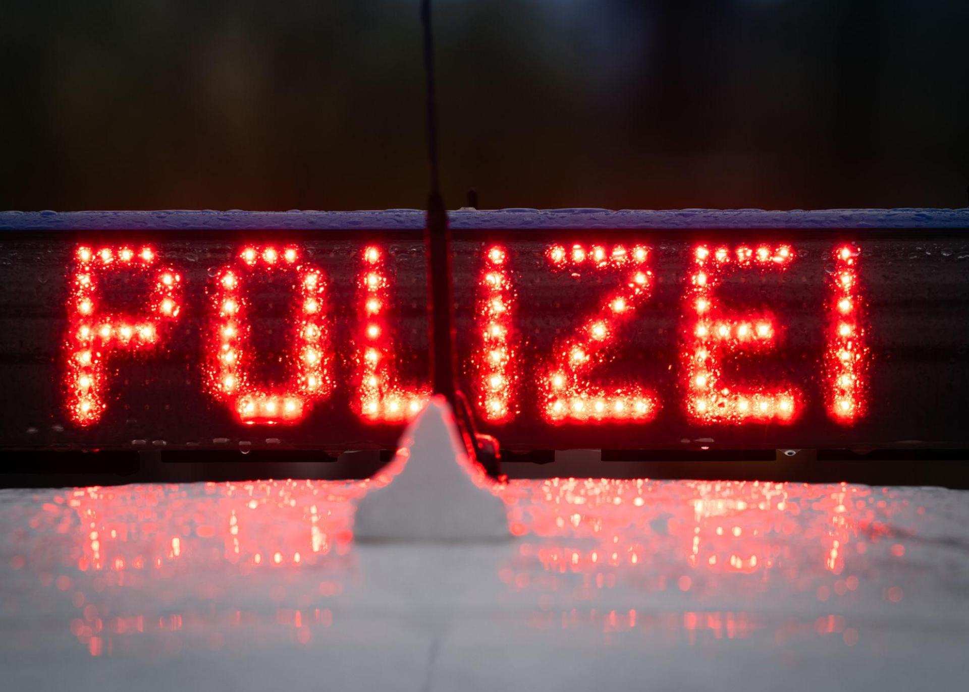 In Weiden wurden zwei geparkte BMWs bei Unfallfluchten beschädigt. Die Polizei bittet um Hinweise von Zeugen. (Symbolbild: Soeren Stache/dpa)