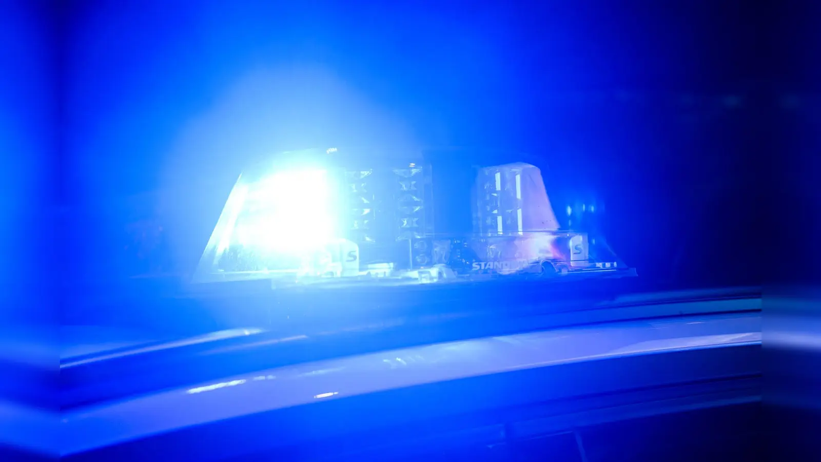 Wegen eines brennenden Lkw ist die A 93 am Dienstagmorgen gesperrt. (Symbolbild: Julian Stratenschulte/dpa)