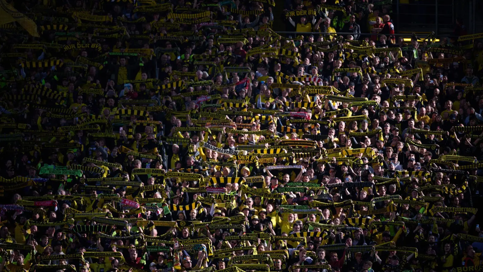 Die Dortmund-Fans bei einem Bundesliga-Spiel. (Archivbild: Bernd Thissen/dpa)