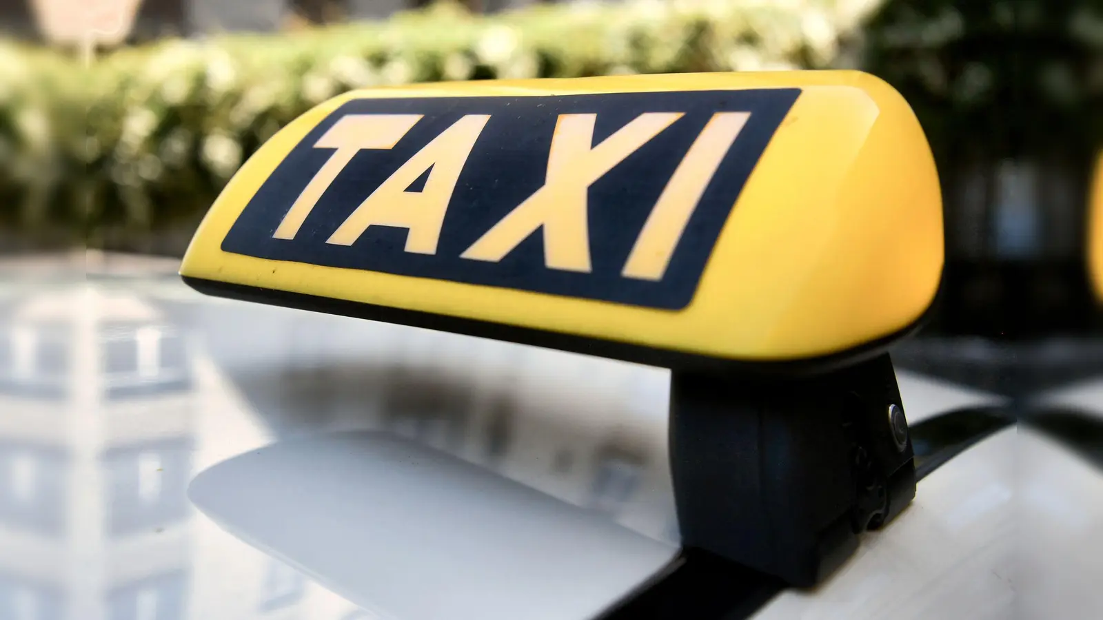 Eine 15-jährige Ambergerin zahlte ihre Taxifahrt nicht und muss sich nun wegen Leistungskreditbetrugs verantworten. (Bild: Paul Zinken/dpa)