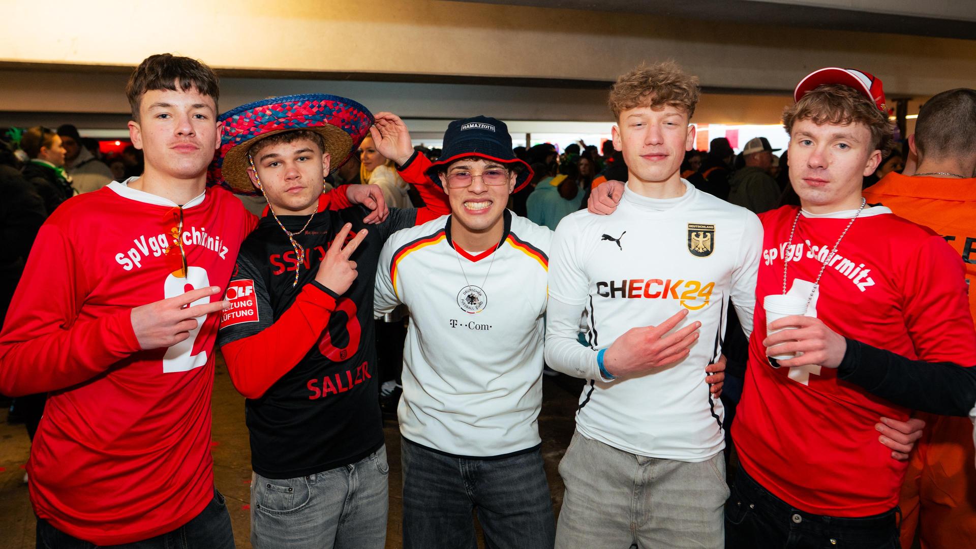 Erst Faschingszug, dann Afterparty in Neustadt. Wir haben die Bilder.  (Bild: Hannes Stock)