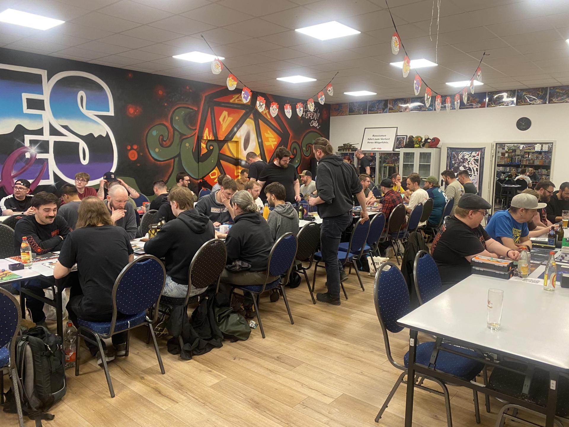 Mehr als 40 Leute spielen am Prerelease im Games-Café mit. (Bild: Schulz)