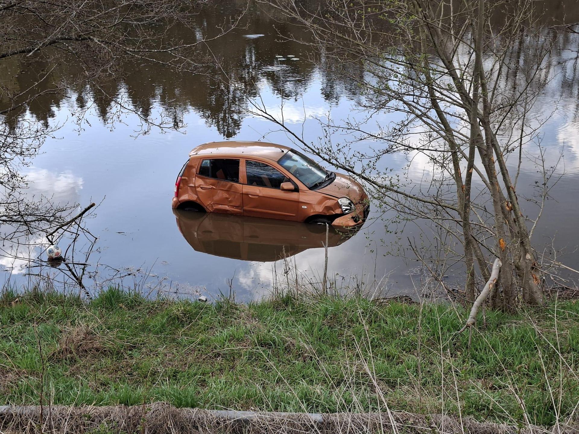 Am Freitagnachmittag landete eine Fahranfängerin mit ihrem Auto bei Trippach in einem Weiher. (Bild: Christian Hierold)