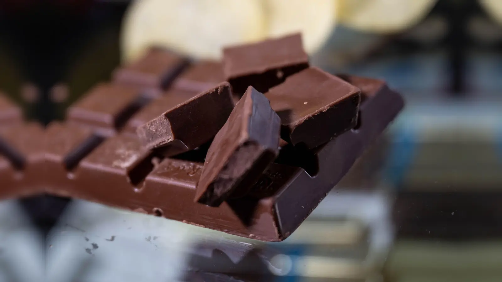 Beim Diebstahl von zwei Tafeln Schokolade wurde ein 12-jähriger Junge in Amberg erwischt.  (Symbolbild: Hendrik Schmidt/dpa)