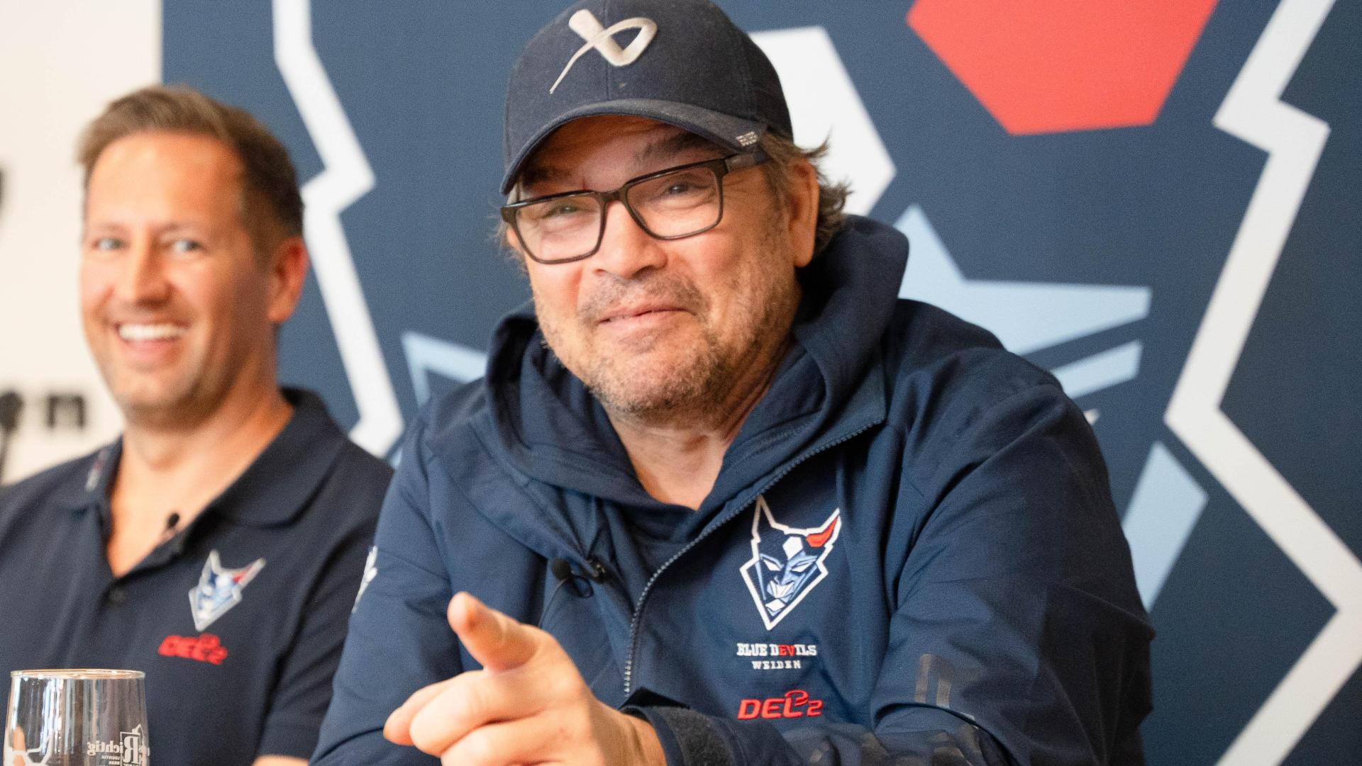 Knapp vier Wochen mussten die Blue Devils Weiden ohne ihren nominellen Cheftrainer Dave Matsos (rechts) auskommen. Nun ist der Kanadier zurück an der Bande.  (Archivbild: Gabi Schönberger)