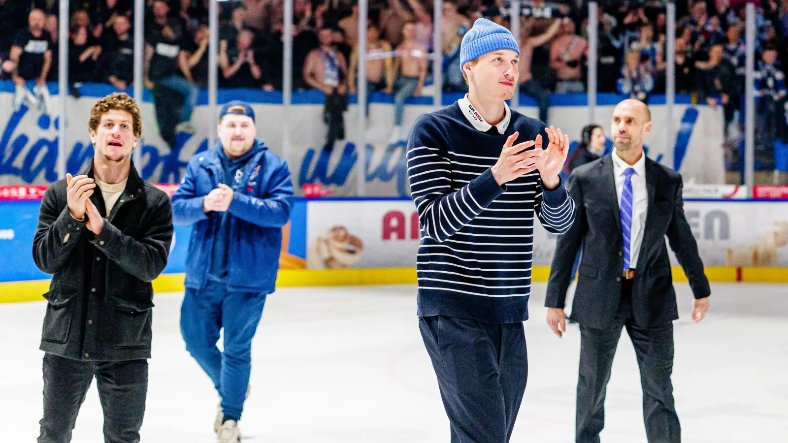 Felix Noack (Zweiter von rechts) soll vor einem Wechsel zu den Adler Mannheim stehen. (Bild: Elke Englmaier)