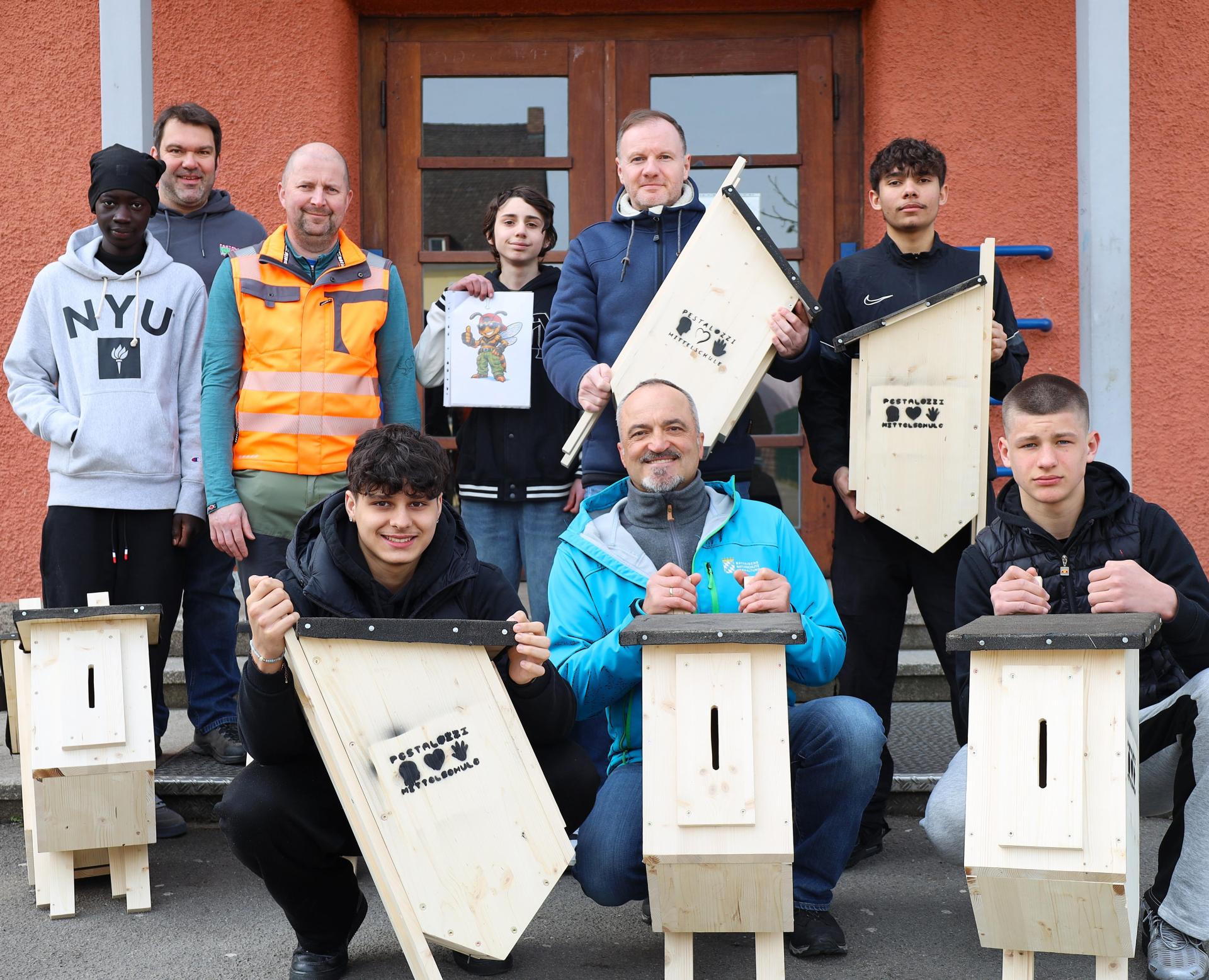 Schüler der Pestalozzischule präsentieren ihre selbstgebauten Nistkästen für Hornissen. (Bild: Pressestelle Stadt Weiden i.d.OPf.)