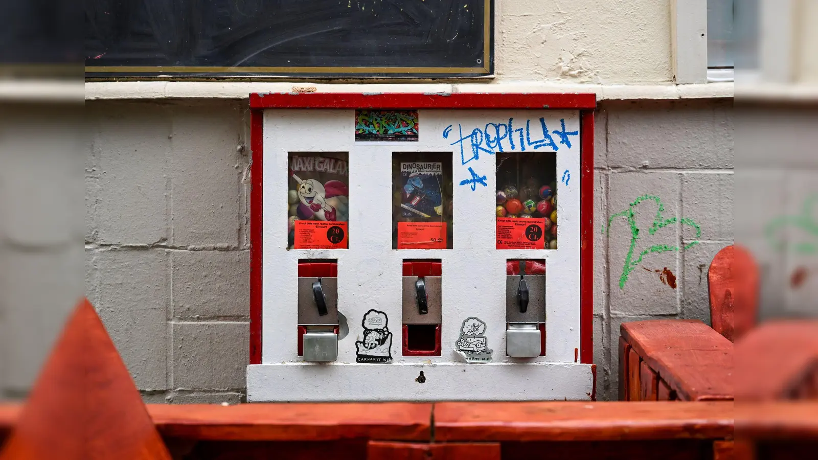 In Hirschau sprengten drei Männer einen Kaugummiautomaten mit Böllern. (Symbolbild: Jens Kalaene/dpa)