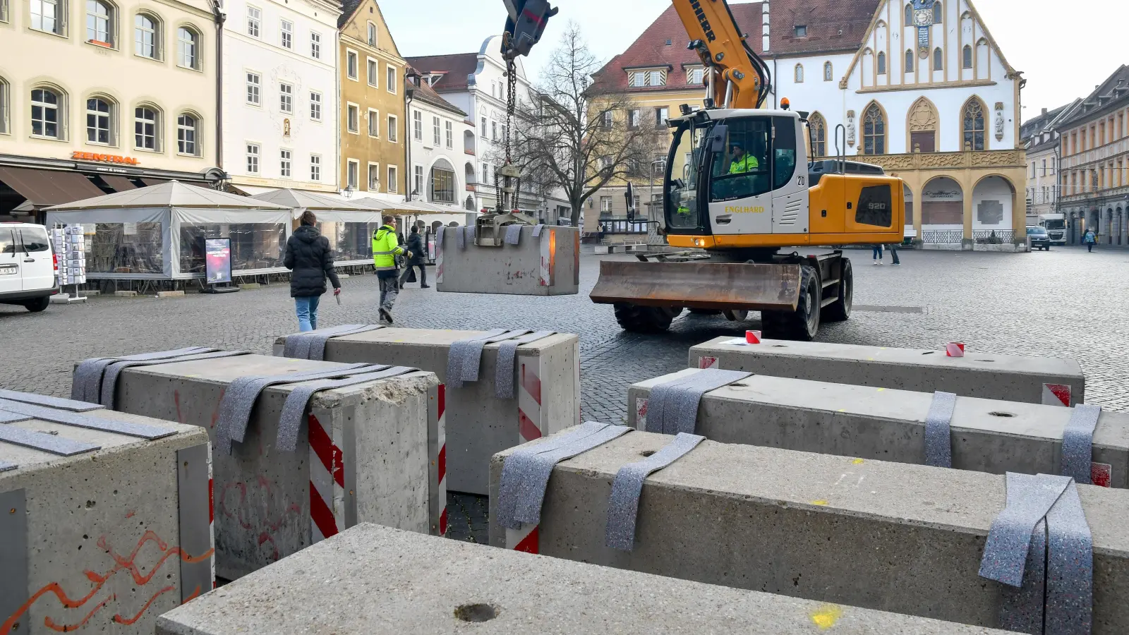 Um die Sicherheit der Feiernden zu gewährleisten, werden wieder - wie bereits 2025 - Betonelemente bei den Zufahrtsstraßen zum Marktplatz in Amberg aufgestellt. (Archivbild: Petra Hartl)