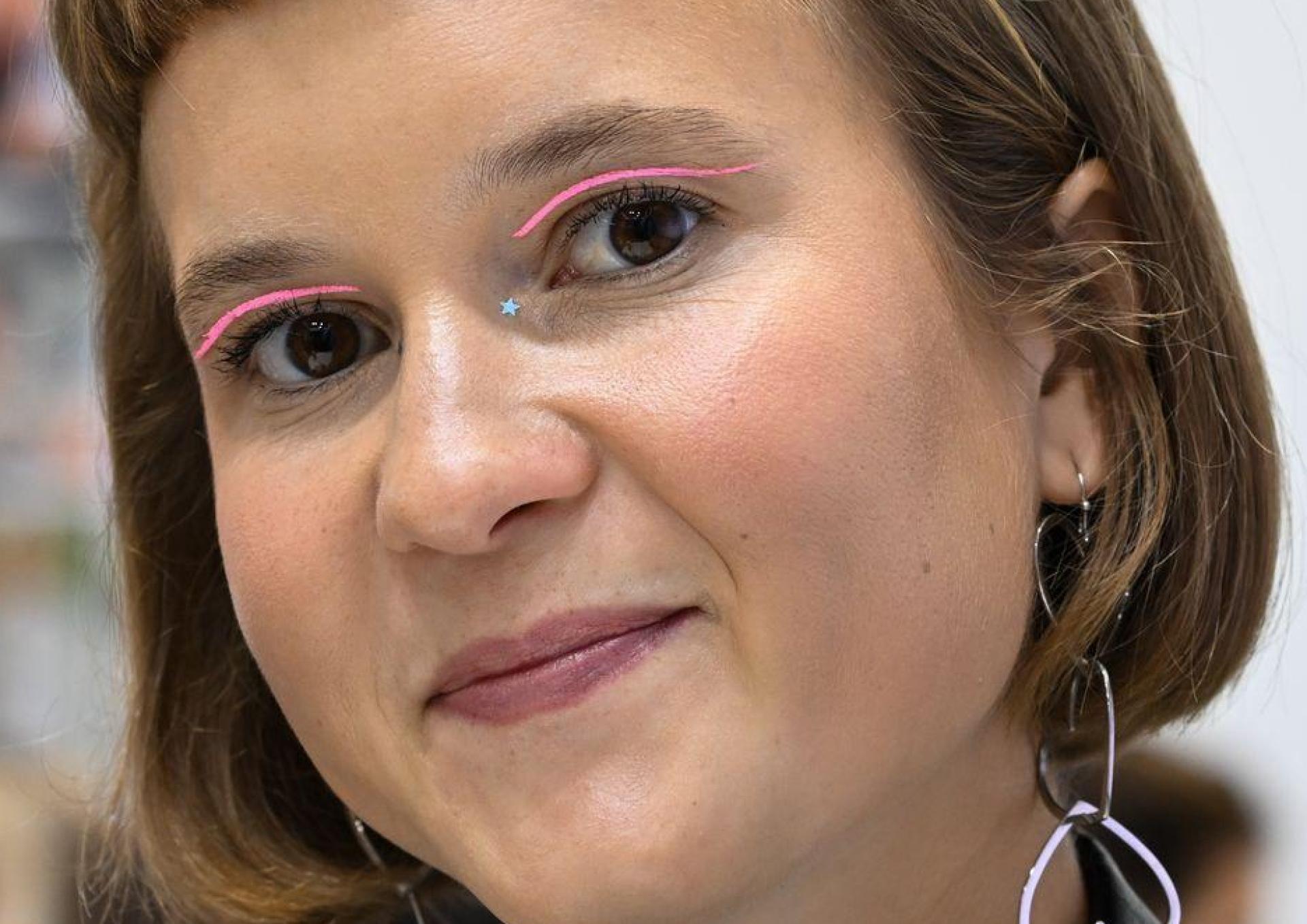 Auch im neuen Roman steht eine junge Frau im Mittelpunkt. (Archivbild)  (Bild: Arne Dedert/dpa)