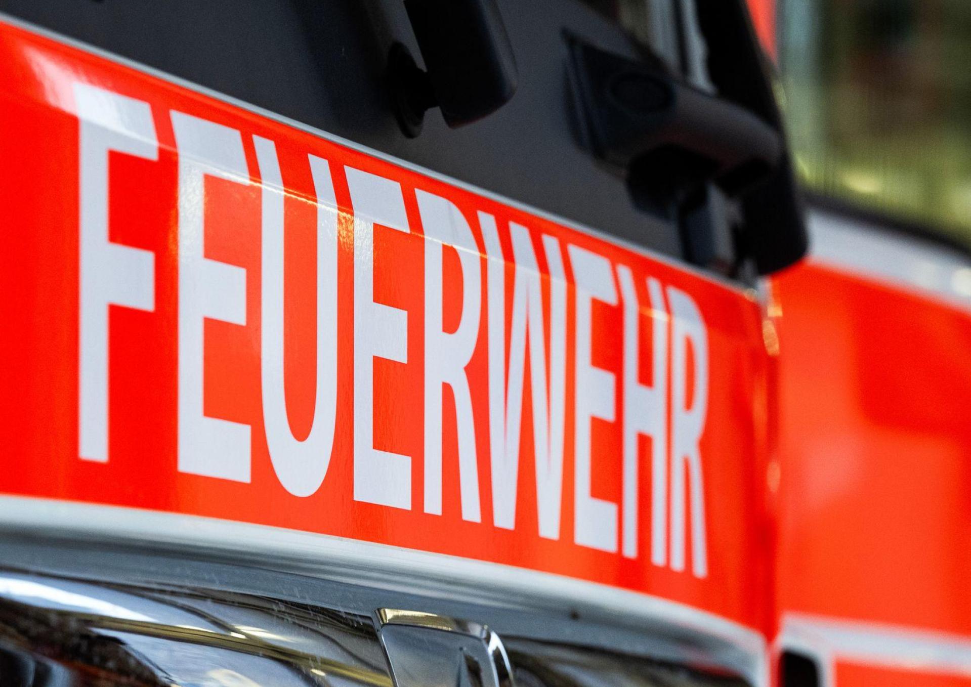 Brandursache ist nach ersten Informationen ein Funkenflug. (Symbolbild) (Bild: Soeren Stache/dpa)