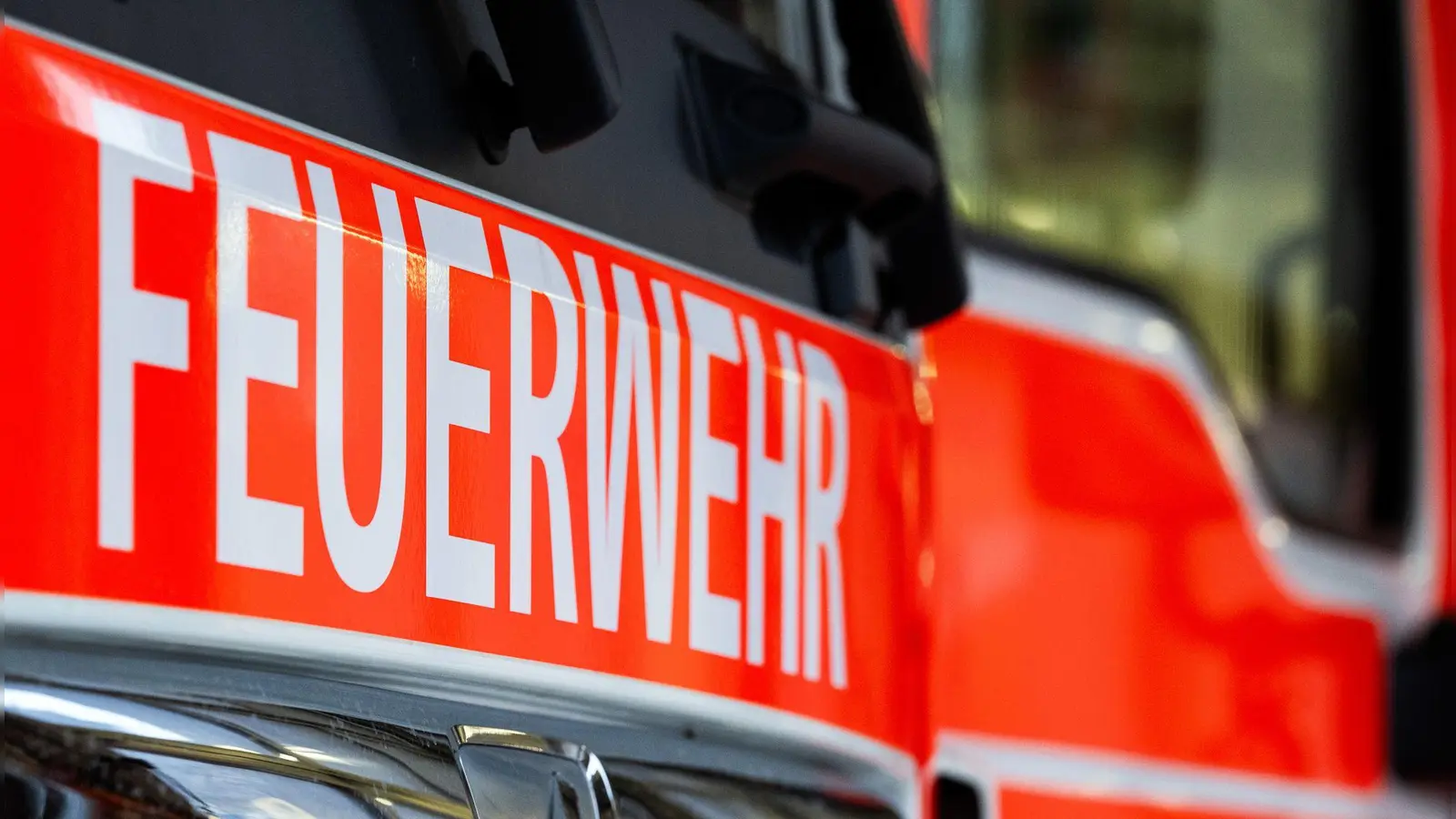 Brandursache ist nach ersten Informationen ein Funkenflug. (Symbolbild) (Bild: Soeren Stache/dpa)