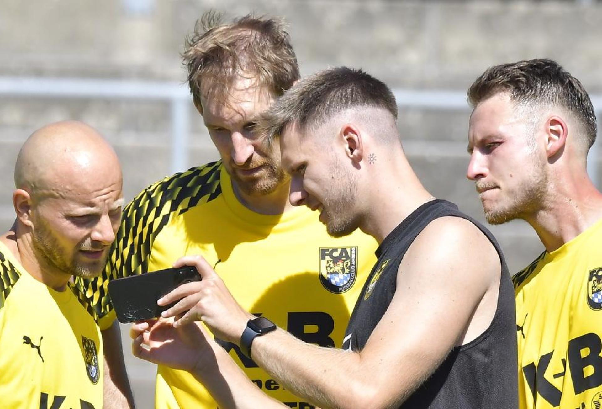 Der FC Amberg hat seine beiden Spielertrainer Friedrich Lieder (von links) und Mario Zitzmann entlassen. (Bild: Hubert Ziegler)