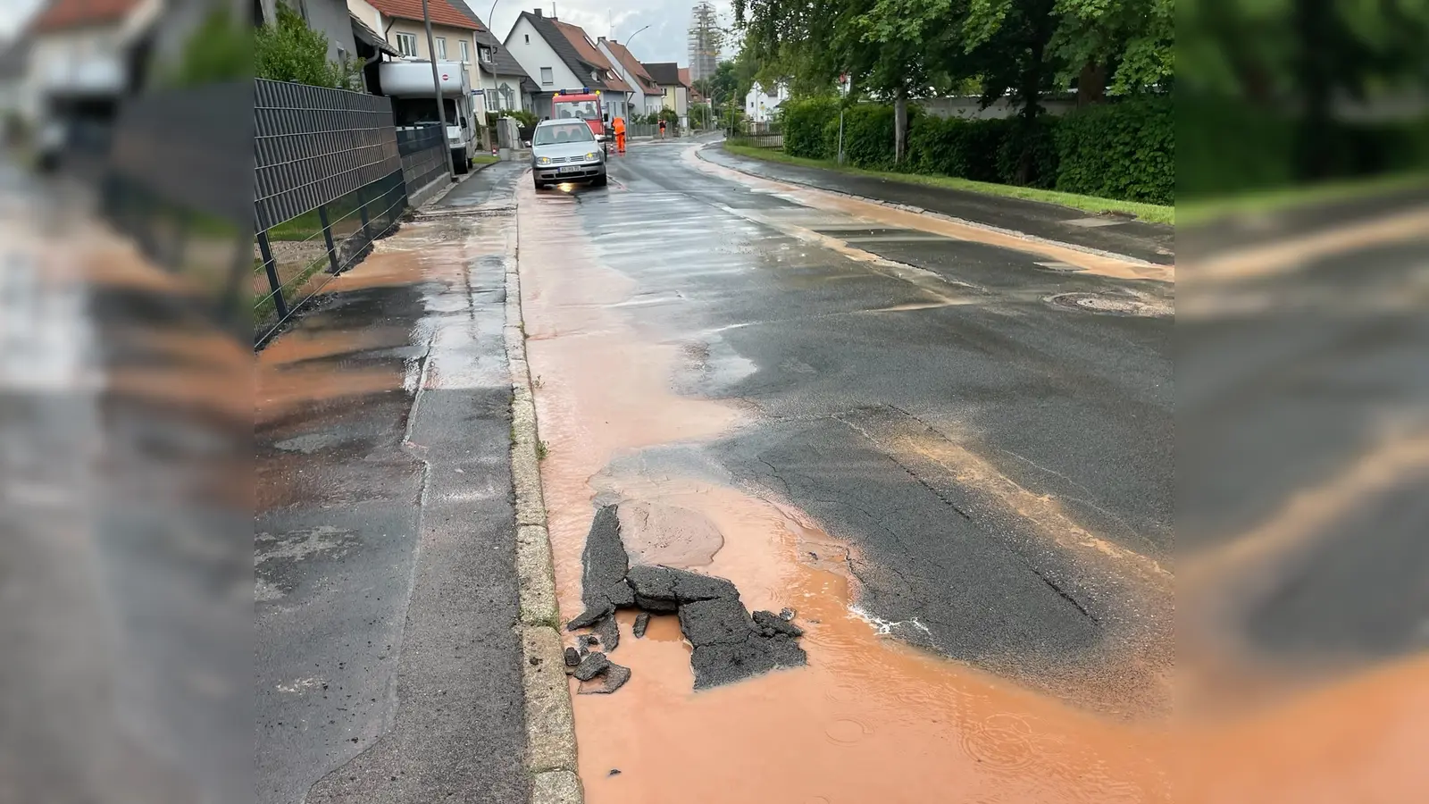 Die Schönbrunner Straße in Hirschau nach dem Wasserrohrbruch am Donnerstagmorgen.  (Bild: Roland Siegler  )