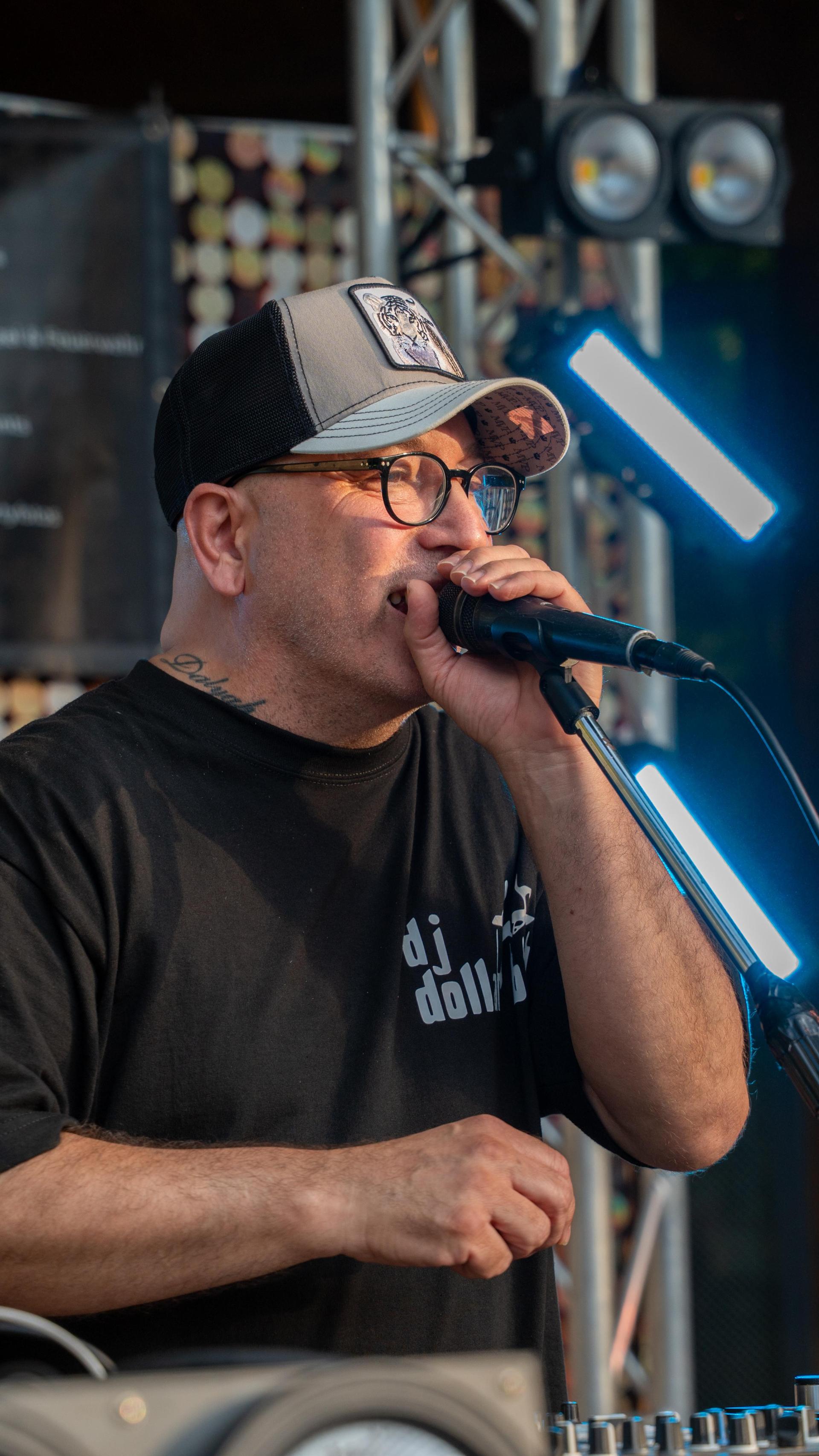 DJ Dollar Bill bei den Sommerserenaden im Max-Reger-Park in Weiden 2026. (Bild: Marina Gube)