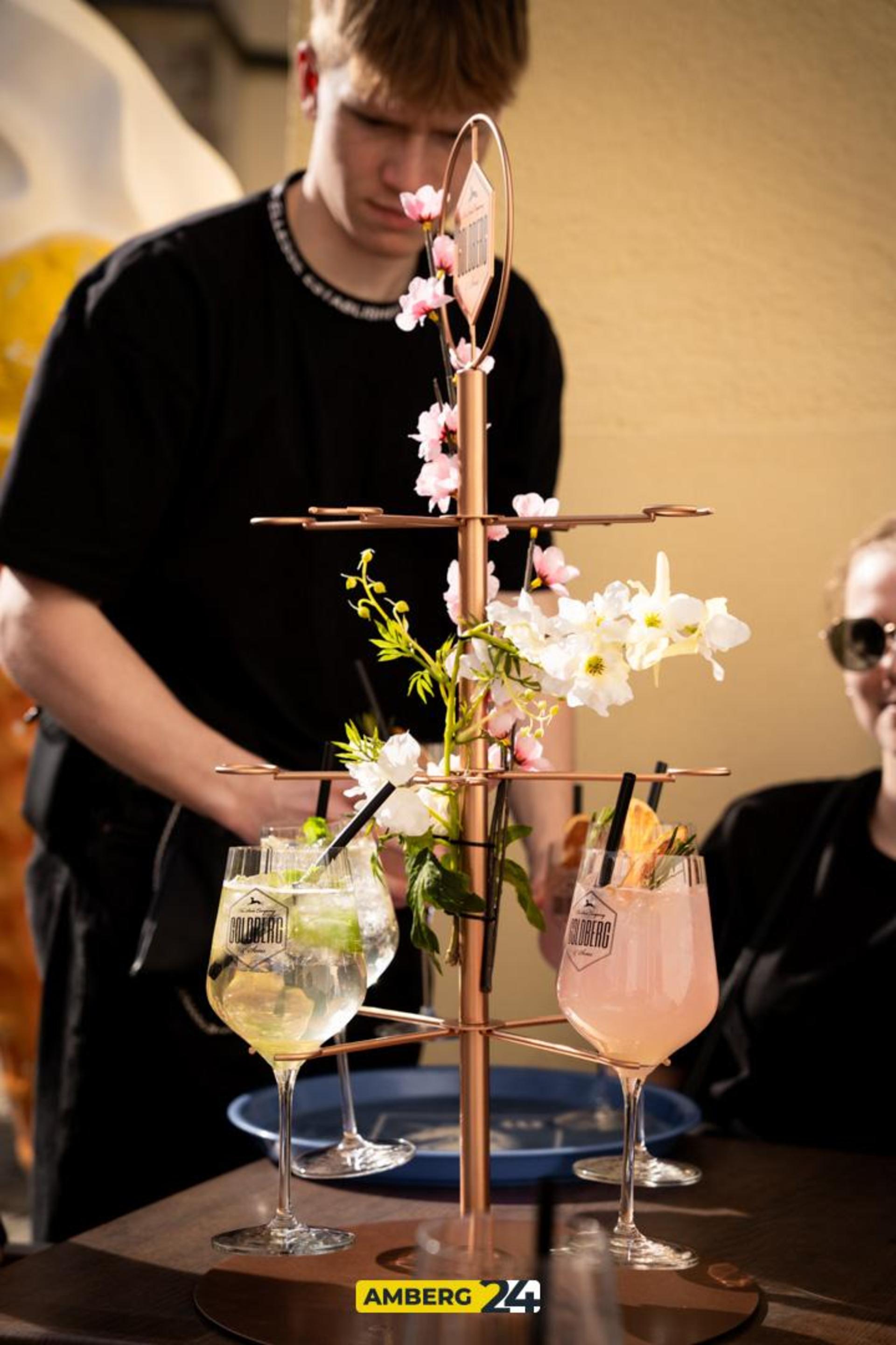 Daydrinking am Ostersonntag im Herzog. (Bild: Julia Bär)
