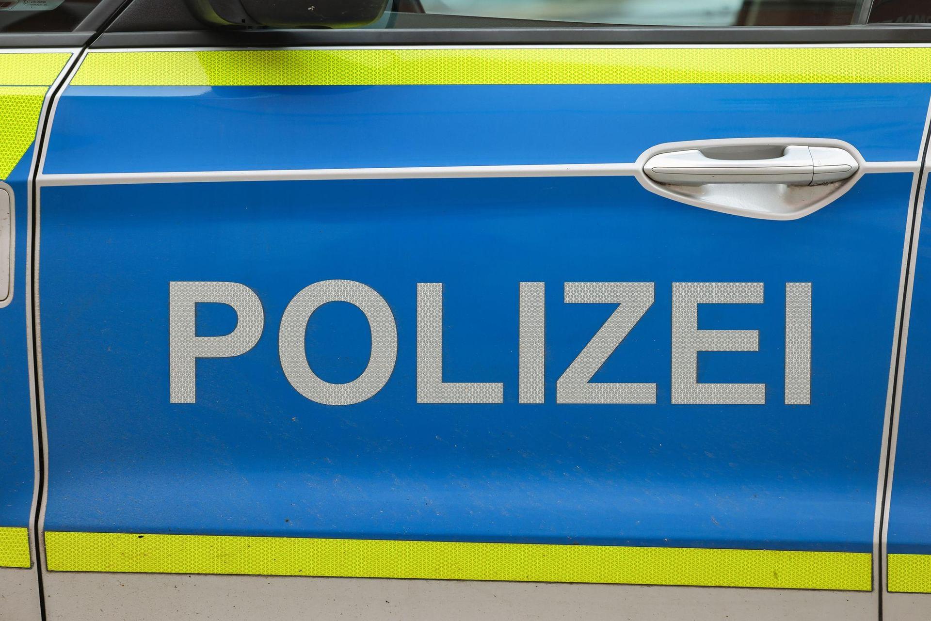 Die Polizei wurde zum Tatort gerufen.  (Symbolbild: Jan Woitas/dpa)