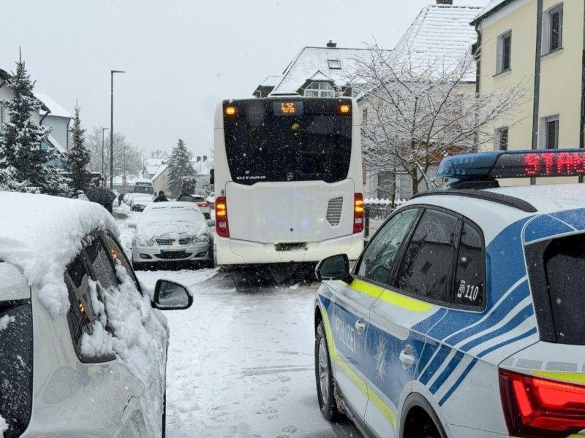 Die Polizei versuchte, den Halter des Fahrzeugs ausfindig zu machen, damit der Schulbus weiterfahren konnte, ohne Schäden anzurichten. (Bild: Petra Hartl)