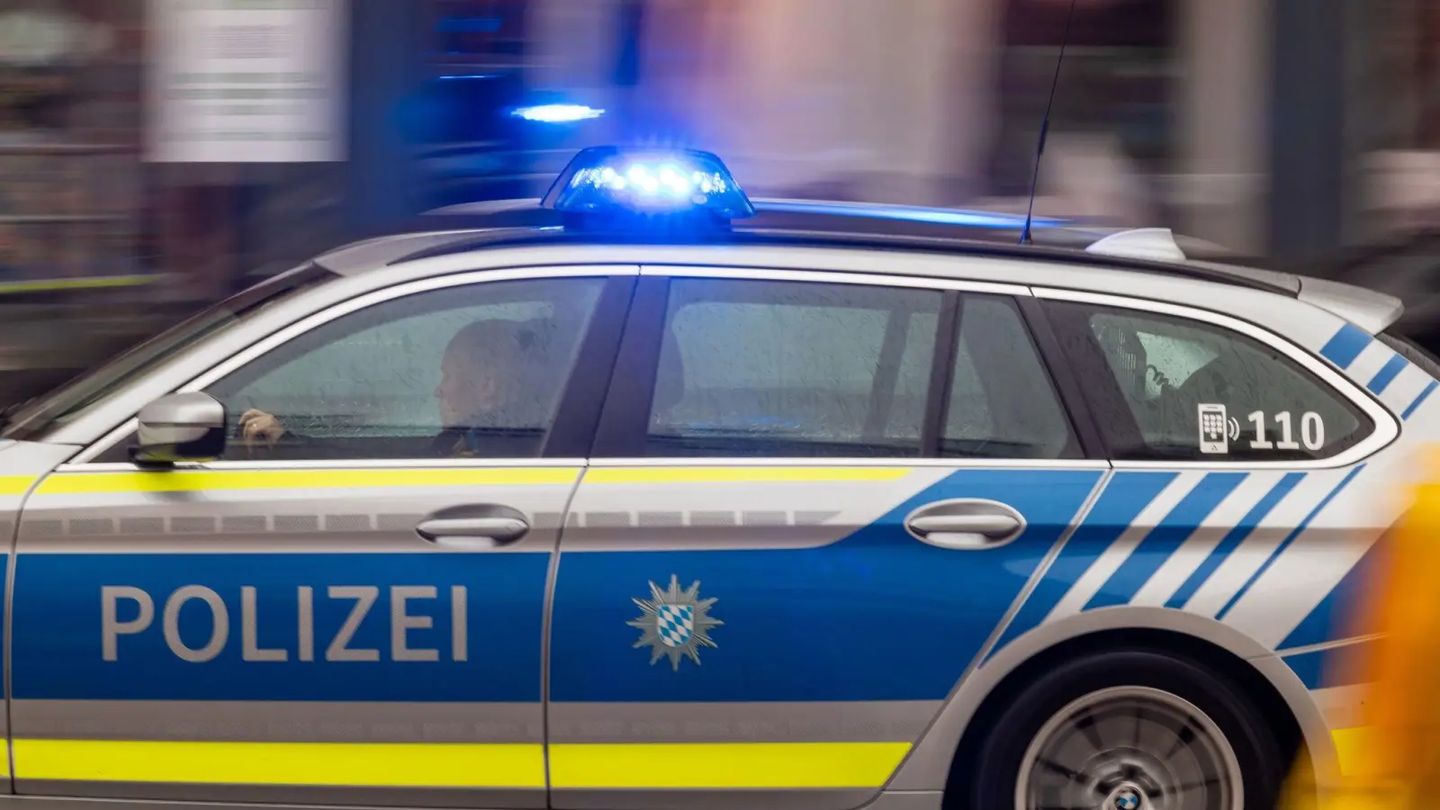 Die Polizei sperrt die Fahrbahn in Fahrtrichtung Osten. (Symbolbild) (Bild: Peter Kneffel/dpa)