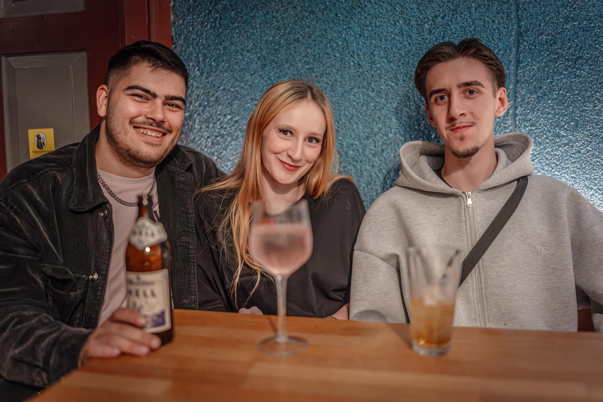 Leertrinken im Blauen Haus (Bild: Michael Golinski)