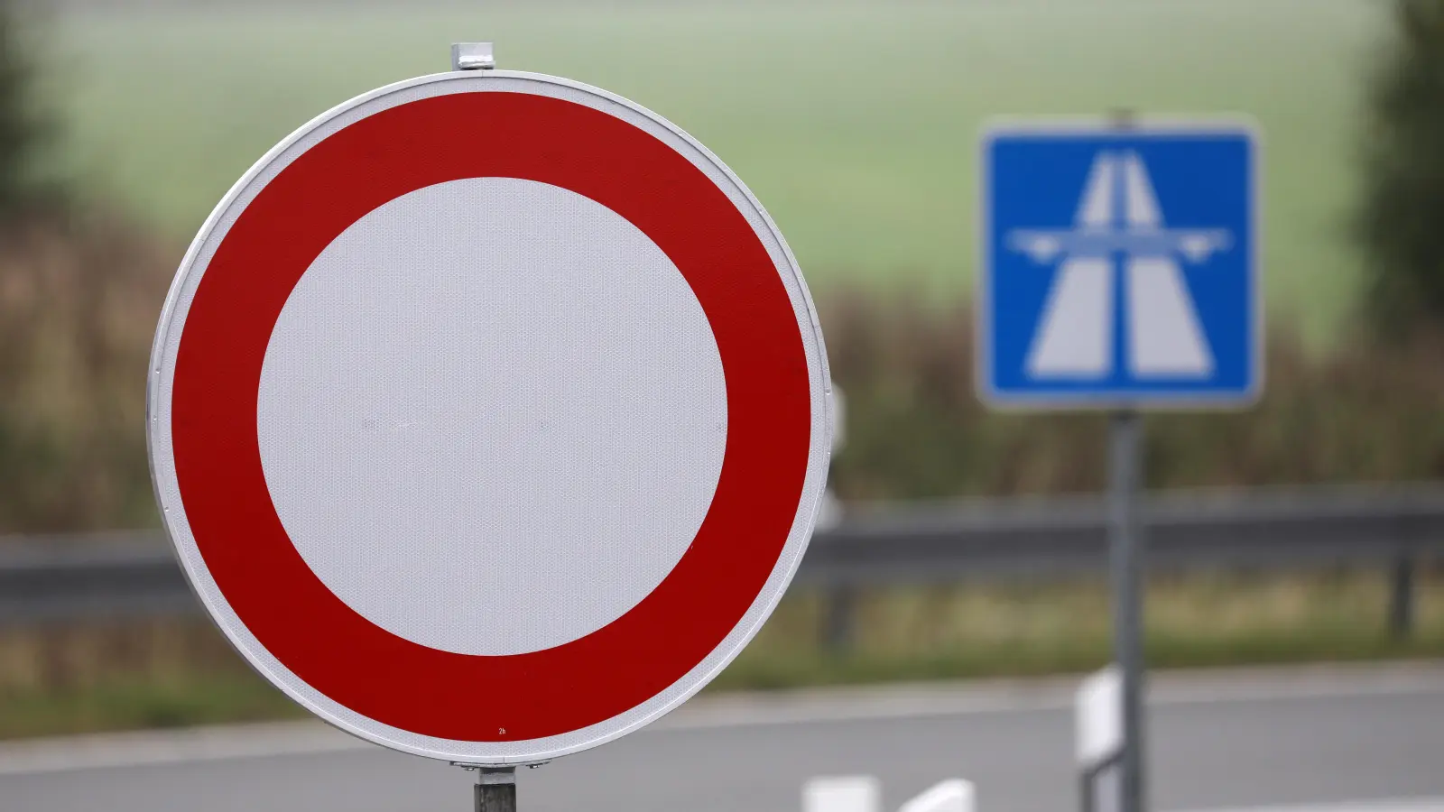 In Sulzbach-Rosenberg kommt es in der Hennebergstraße und am Friedhofweg zu einer Vollsperrung.  (Bild: Bernd Wüstneck/dpa)