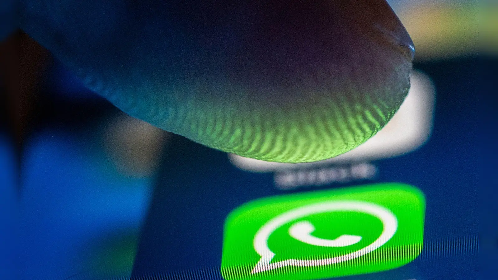 Sie haben ein WhatsApp-Konto? Gut. Dann können sie nun andere ohne Konto per Link zu Anrufen einladen. (zu dpa: „WhatsApp führt Gastanrufe ein: Mitreden auch ohne Konto“) (Bild: Zacharie Scheurer/dpa-tmn)