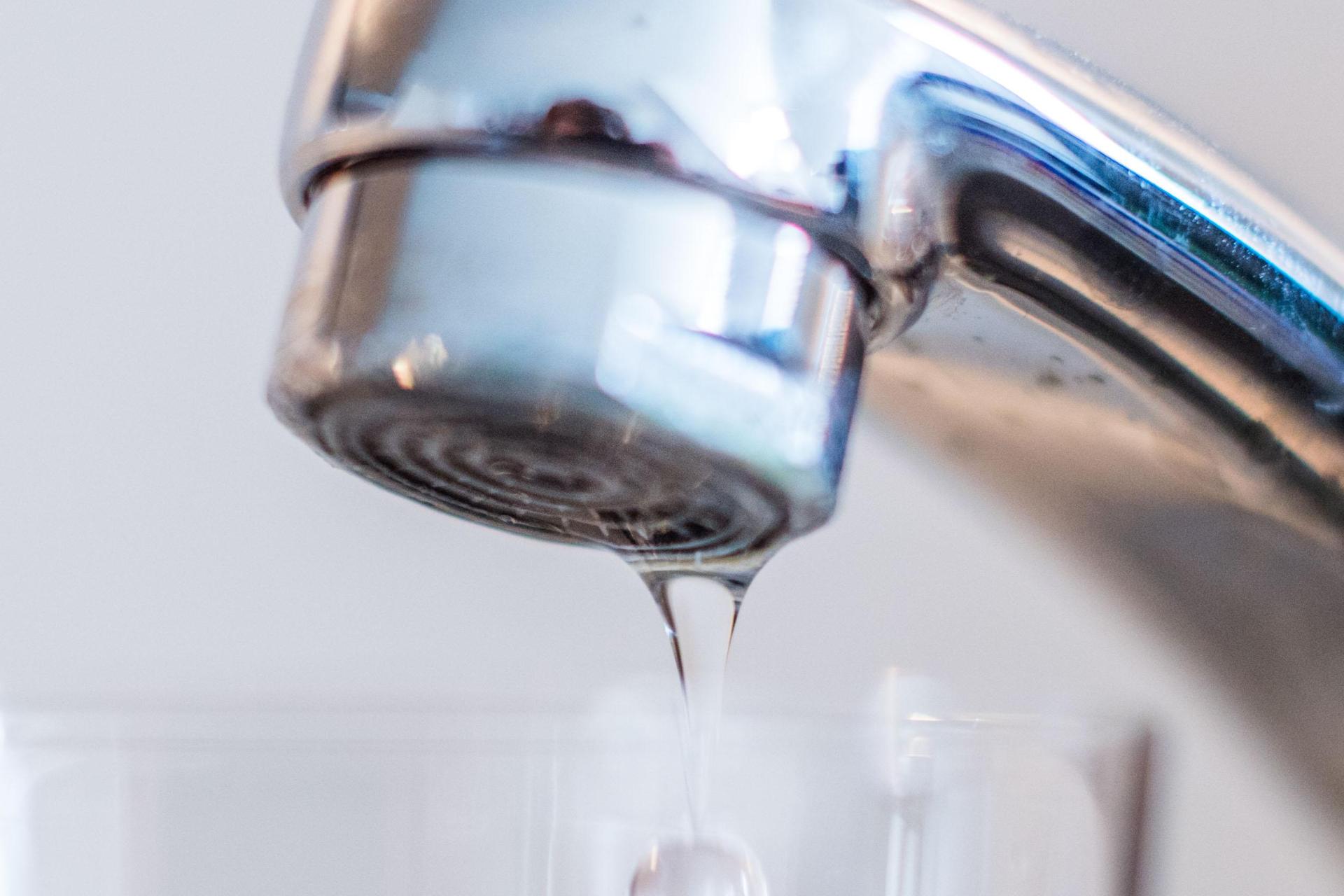 In mehreren Ortsteilen von Theisseil kommt derzeit kein Wasser aus der Leitung. Grund dafür ist ein Wasserrohrbruch an der Kreisstraße NEW 27. (Symbolbild: Lino Mirgeler/dpa)